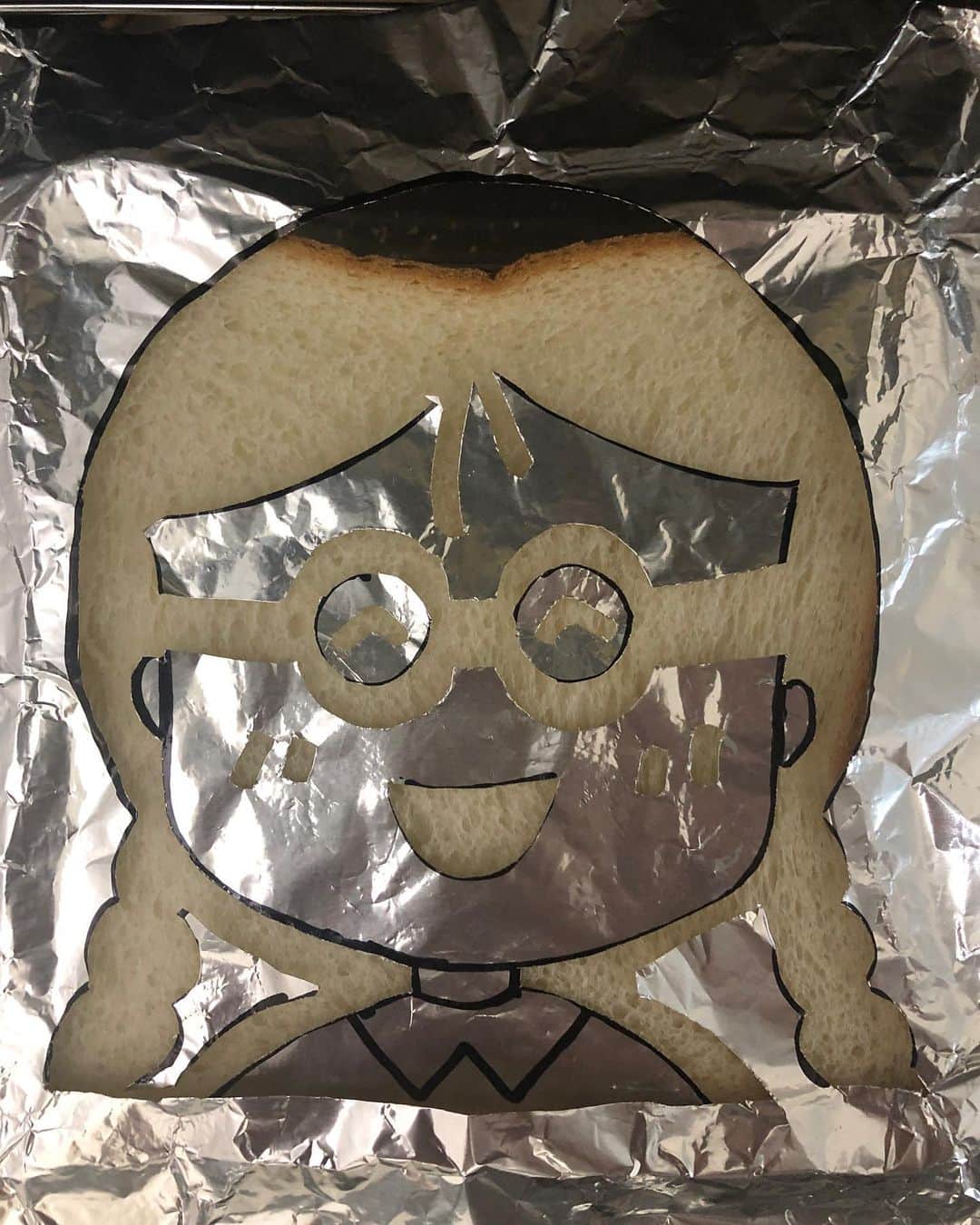 田畑祐一のインスタグラム：「食パンアート25日目（多分）🍞✨ たまちゃんって意外に難しいことに気付きました🤣昔の自分からしたら大成功ですけど、今の自分なら失敗🙅‍♂️ #食パンアート #トーストアート #ちびまる子ちゃん #たまちゃん #吉本自宅劇場」