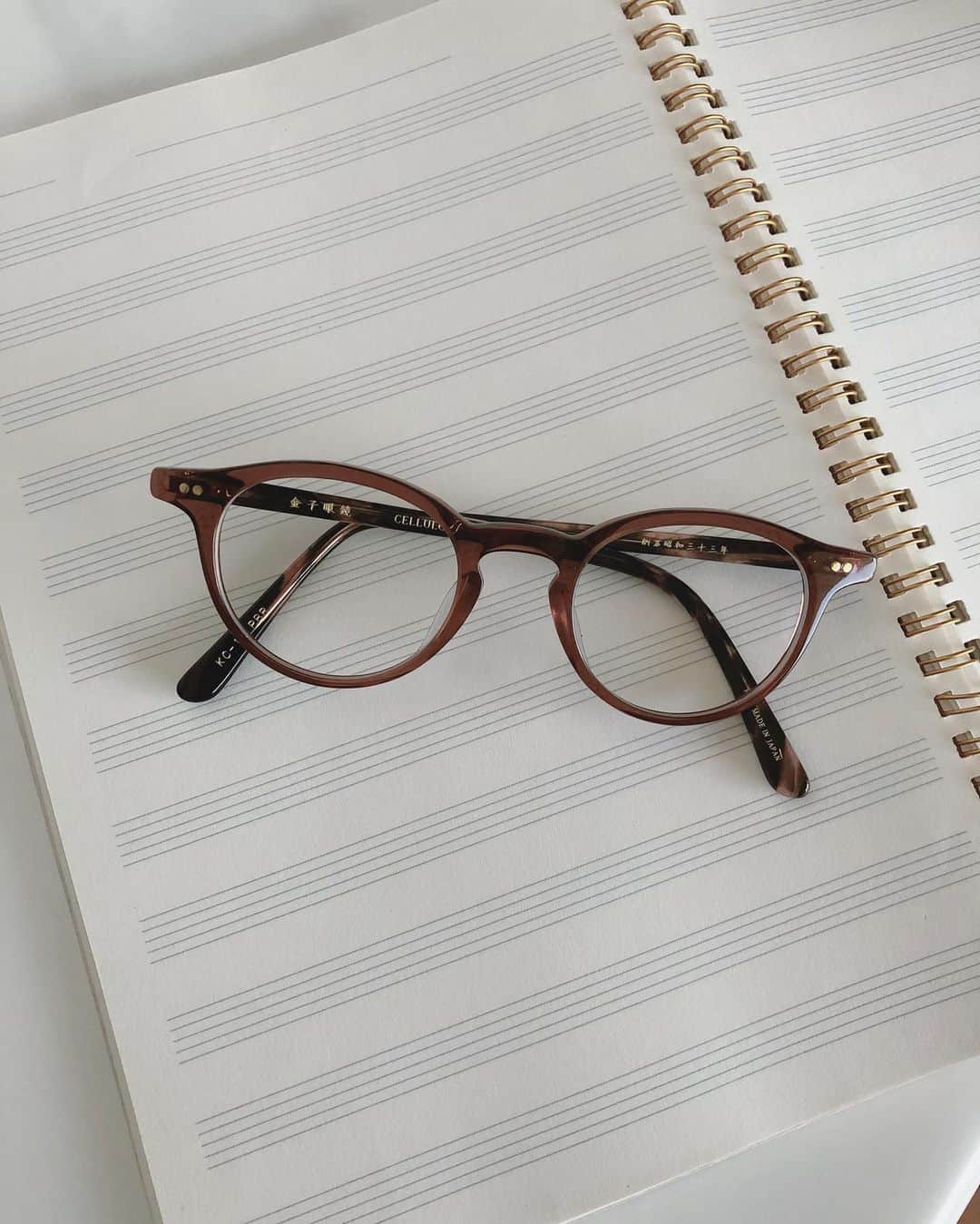 牧山純子さんのインスタグラム写真 - (牧山純子Instagram)「自粛生活でスマホやパソコンを眺める時間が多くなり、目が悪くなってきているいる気がします😭これまであまり出番の無かった眼鏡に手を伸ばすことが増えてきました👓次回の運転免許書き換えの時は「眼鏡等」って書かれちゃうかもなぁ。。。 #金子眼鏡 #メガネ #めがね女子 #疲れ目 #glasses #牧山純子 #junkomakiyama」5月14日 17時17分 - junko.violin1202