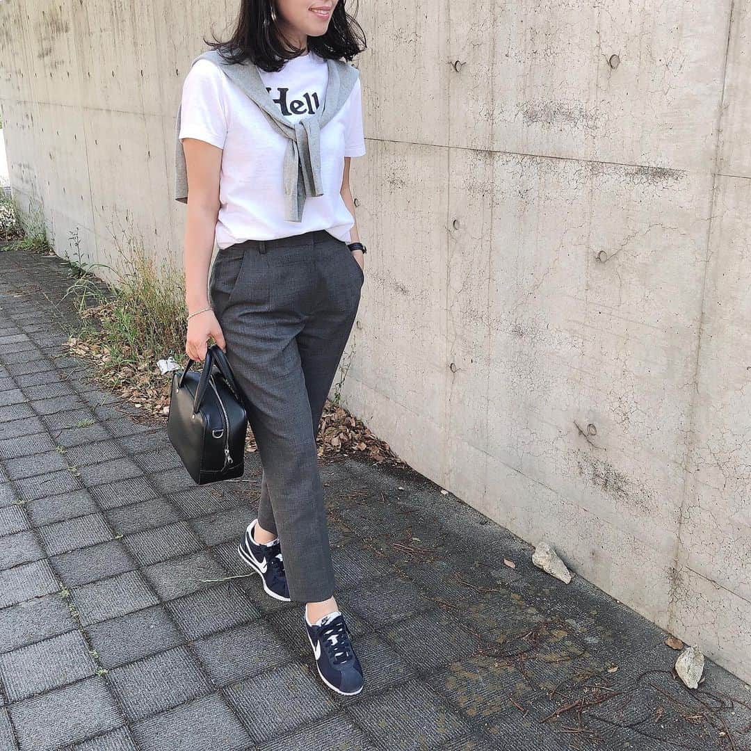 のインスタグラム：「長袖が暑くて半袖。 グレーパンツにネイビーの靴。ちょっとメンズっぽくなるけど好きな組み合わせ☺︎ ・ ・ ・ ・ #madisonblue #apstudio #nike #uniqlo #balenciaga」