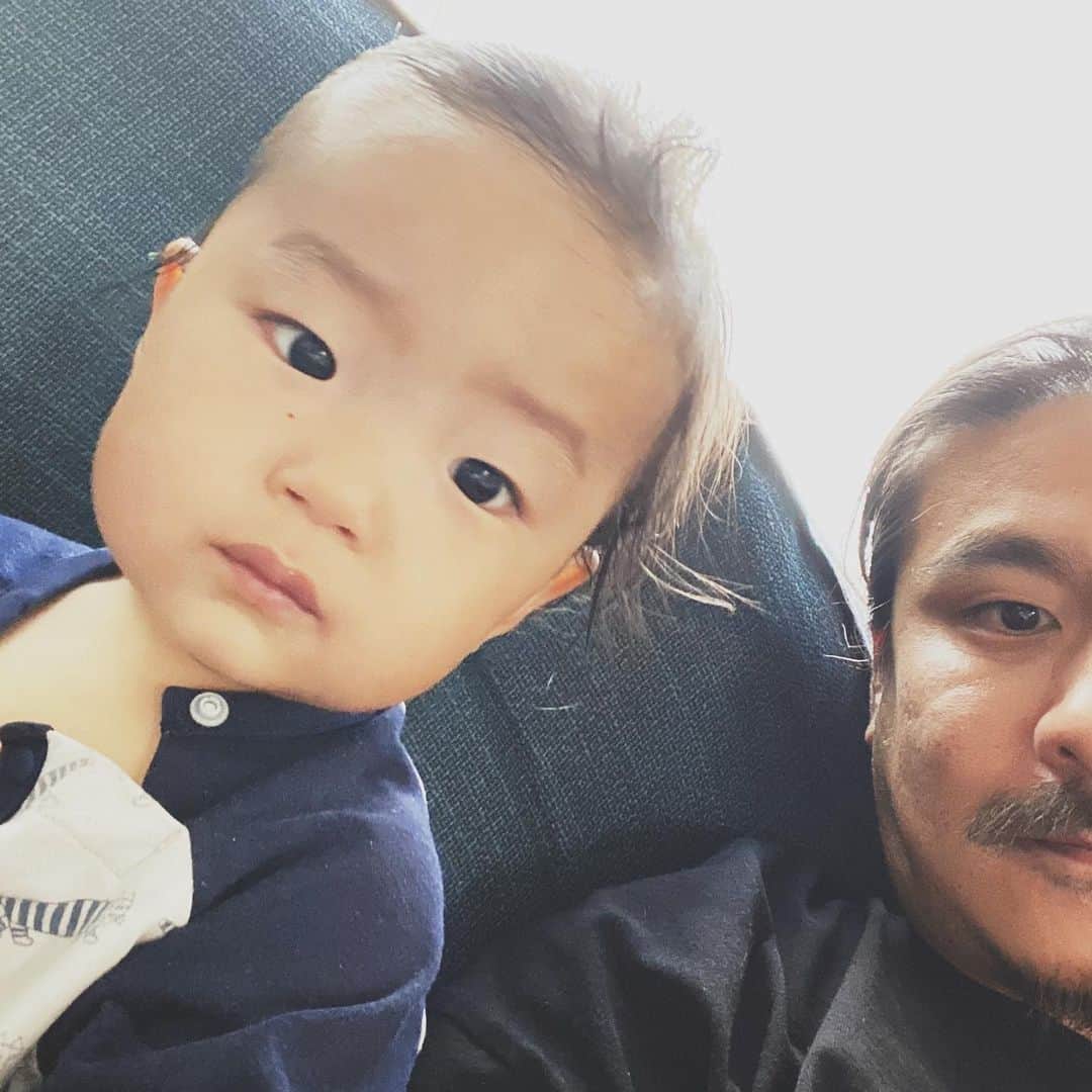のインスタグラム：「サパッと風呂上り🧼  #景色#柏木景色#一歳#男の子#風呂上り#スッキリ#こどものいる暮らし#son#family#Jr#stayhome  #lifestyle#goodtimes#pair#dna#instagood#instapic#selfie#selfienation」