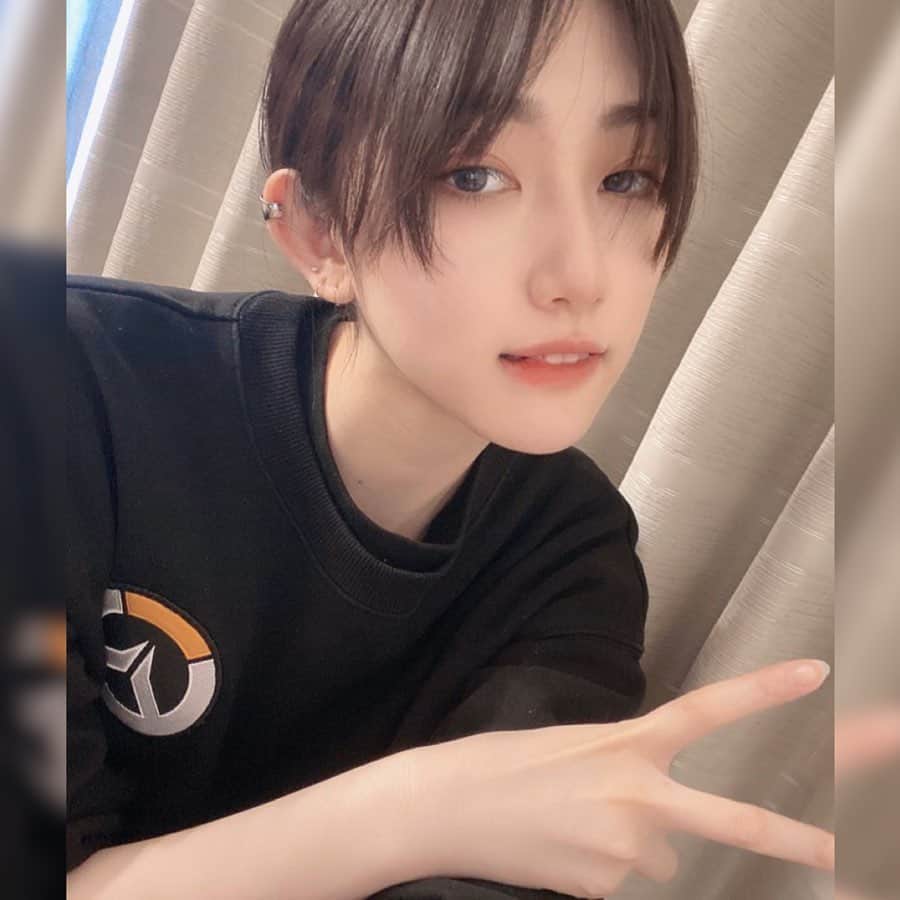 黒田瑞貴のインスタグラム：「前髪伸び伸びでマッシュ風 人生で一度はベリーショートとか、マッシュにしてみたい🍨 #hairstyle #マッシュ　#fashion  #hair #ヘアースタイル #ショートヘア　#hairarrange  #menslike #ootd」