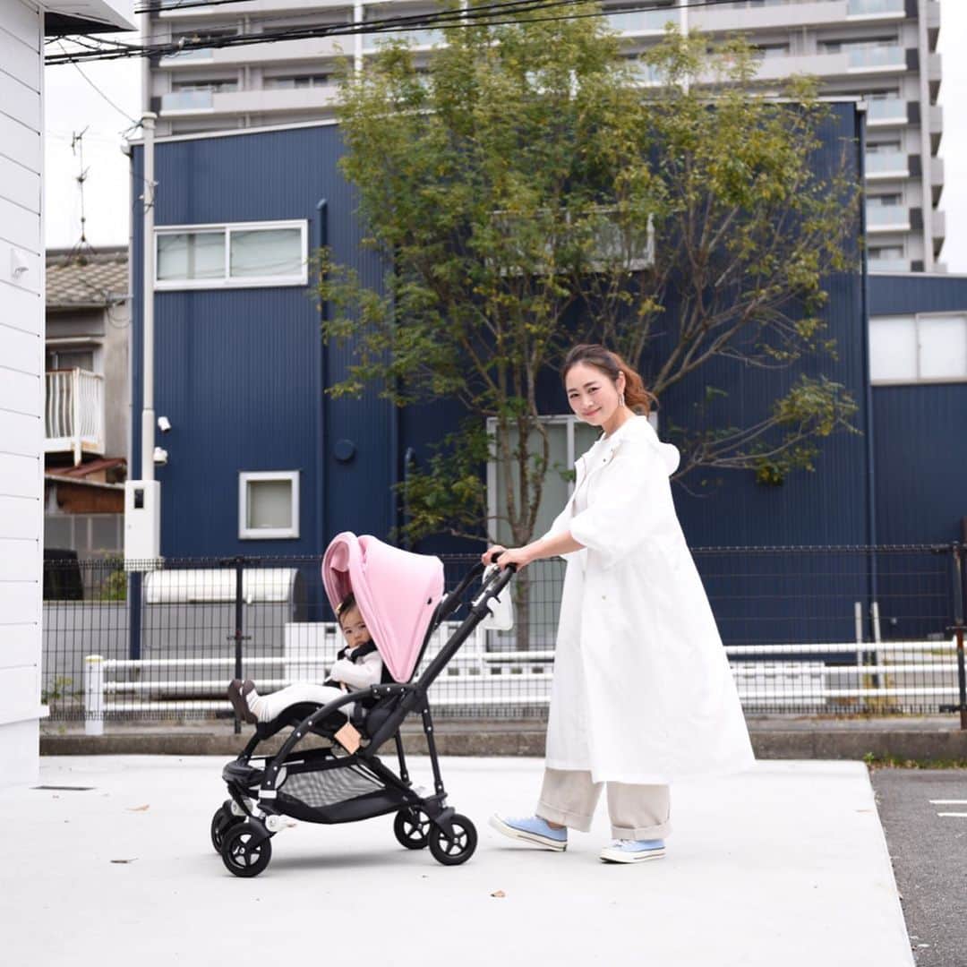 Keikooooooのインスタグラム：「使ってみたかったベビーカーがなんと家にも💗 もうすぐ保育園に預けるから、バガブービー5を実家用にお母さんから✨ 🎁😳🙌🙌 わぉ笑♡なので、駐車場で試乗してみたよ♡ サイベックスミオスも持ってるけど、こちらも、すごくイイ‼︎サイベックスミオスを買うときに、店舗を回りまくって、出産前までに決めきれなくて、出産後1ヶ月ぐらいで買ったぐらい🤣バガブービー5とすごく凄く悩んでたから、使えて嬉し過ぎる笑。 . せっかくだから、使用感を比較してみます📄✏️ . サイベックスは、シンプルでカッコイイと旦那さんも使うことも考えて、まずは、見た目で決めてしまいましたが、バガブービー5と価格帯も重さも同じくらいだからとっても悩みました。 使ってみて分かる大きな差はないけど、実は細かい差がありました！  バガブービー5 ✔︎他人と被りたくない、個性的な見た目でキャノピーのカラーバリエーションがアクセサリが豊富🌈 ✔︎対面背面でも畳める（←これ凄く重要‼︎） ✔︎世界中のセレブが使ってるだけあって、走行性や操作性、安定性がとても良かった ✔︎赤ちゃんを抱っこして、折りたたみも片足片手で折りたためたし、開く時もワンタッチでした✨ ✔︎サイベックスミオスより少しコンパクトな感じはしました！ ✔︎ハンドルバーが10段回調節可能  サイベックス ✔︎ハイシート ✔︎フレームが高級感があるデザイン ✔︎キャノピーの通気窓付 ✔︎背面でないと畳めない ✔︎フットレスト付き ✔︎キャノピーが全部閉まらない ✔︎シート背面がメッシュで夏涼しく  バガブービー5は、色がたくさん選べるから本当に悩むけど、旦那さんよりママが押すことが多いベビーカー選びは、ママが欲しい‼︎って思うカラーが大切！なので、キャノピーは、とりあえずピンクにしてみました♡ 届いて、可愛すぎる~~と悶絶🤣💗 旦那さんも、フレームをブラックにしたから、 とっても、気に入ってました♡ 飽きたら変えられるから、次はホワイトにしようかなぁ笑。 シートはバガブーの方が広く感じました！ そして、走行性がすごく良かったです‼︎ . ベビーカーは、沢山種類があって、一長一短だから、悩むけど、毎日使うものだからこそ拘りたいですよね🦄♡ . @bugaboojapan  #ベビーカー #バガブー #バガブービー5#bugaboo #bugaboobee5  #サイベックス #バガブービー5  #サイベックスミオス #CybexMIOS#ベビーカー選び#ベビーカー問題 #ベビーカー購入 #a型ベビーカー #gu #ジーユー」