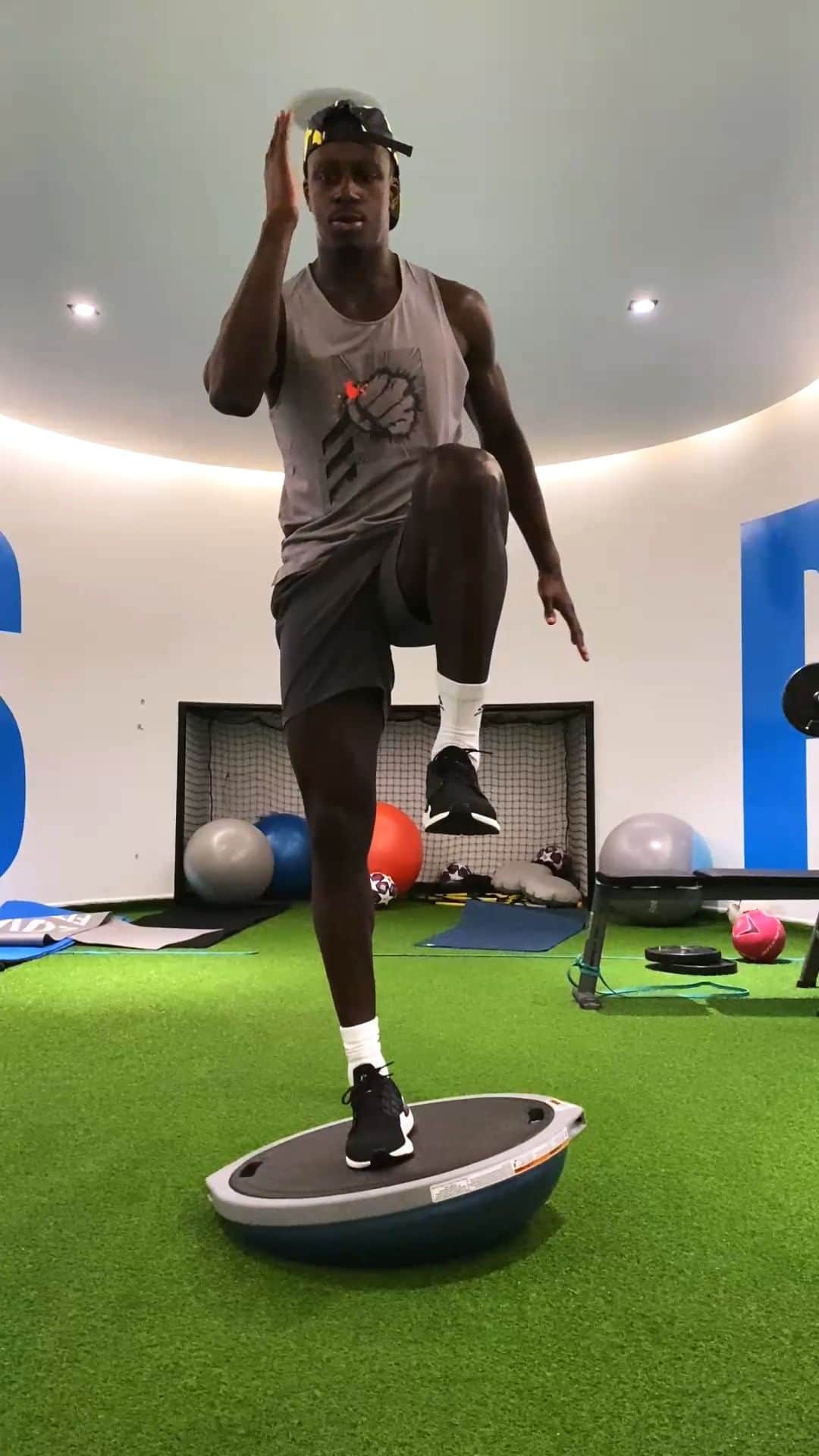 バンジャマン・メンディのインスタグラム：「Who's been working his 🍑 out during lockwdown guys ?! Should we make a little live video working out together ?」