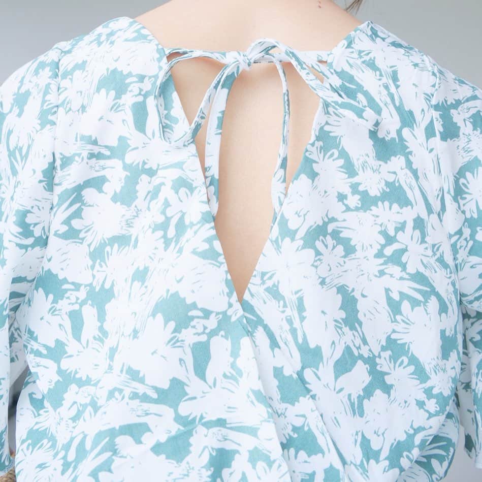 田中亜希子さんのインスタグラム写真 - (田中亜希子Instagram)「@fifth_store の#カシュクールフラワーワンピース グリーンMサイズです。 丈は長めで、ヒールを履いて合わせます。可愛らしいデザインでも柄は大人っぽいですよ＾＾今の時期はジャケットと合わせて、夏は背中のデザインを見せてそのままで。  夏はワンピース1枚でコーデ完成。着ていてラクですし、ついでにプチプラならお金をかけなくて済むので気楽さもあります＾＾ @editsheen_store の#サークルかごバッグミニ を合わせてみました。 小さいほうが身体に合うな〜と思っていたのでミニがあってよかったです♡ #fifth #fifthtl #フィフス  #editsheen #エディットシーン #プチプラ #低身長 #プチプラコーデ #低身長コーデ #低身長コーディネート #おちびの輪 #おちびコーデ #ママコーデ #カジュアル #フェミニン #bag #バッグ #今日のコーデ #ワンピース#春コーデ」5月14日 17時36分 - akiico