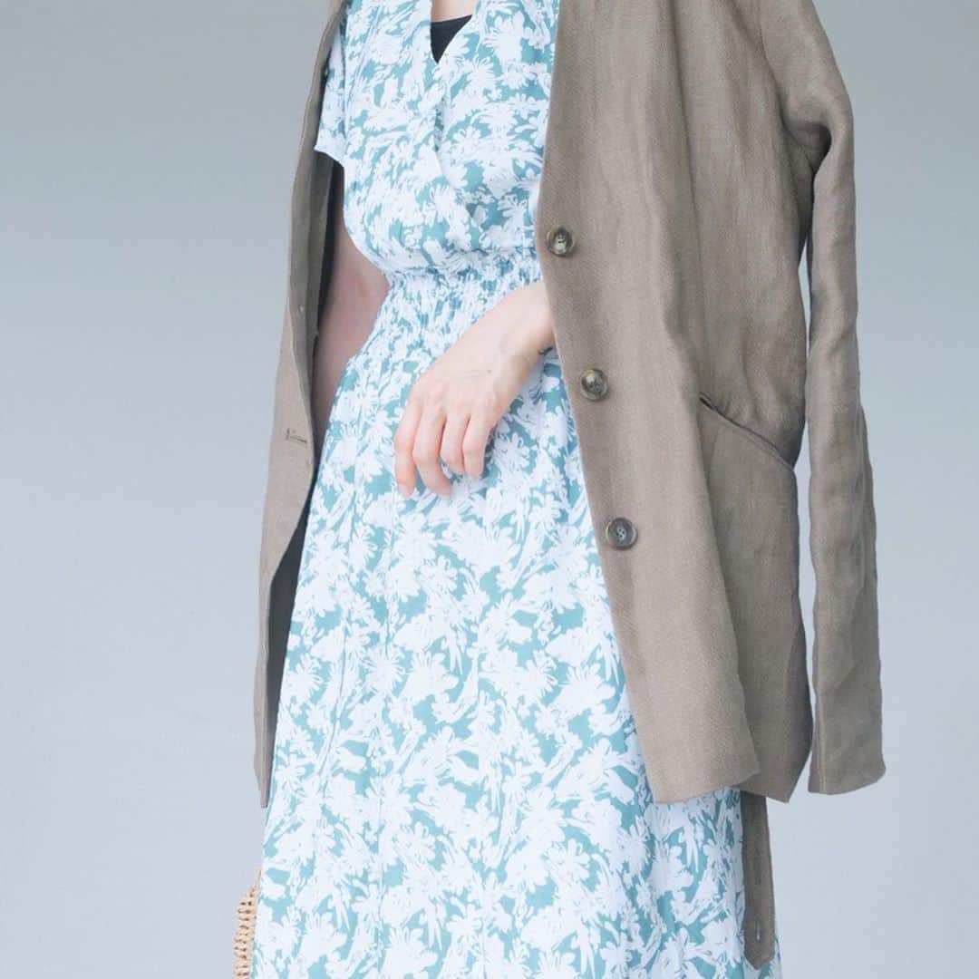 田中亜希子さんのインスタグラム写真 - (田中亜希子Instagram)「@fifth_store の#カシュクールフラワーワンピース グリーンMサイズです。 丈は長めで、ヒールを履いて合わせます。可愛らしいデザインでも柄は大人っぽいですよ＾＾今の時期はジャケットと合わせて、夏は背中のデザインを見せてそのままで。  夏はワンピース1枚でコーデ完成。着ていてラクですし、ついでにプチプラならお金をかけなくて済むので気楽さもあります＾＾ @editsheen_store の#サークルかごバッグミニ を合わせてみました。 小さいほうが身体に合うな〜と思っていたのでミニがあってよかったです♡ #fifth #fifthtl #フィフス  #editsheen #エディットシーン #プチプラ #低身長 #プチプラコーデ #低身長コーデ #低身長コーディネート #おちびの輪 #おちびコーデ #ママコーデ #カジュアル #フェミニン #bag #バッグ #今日のコーデ #ワンピース#春コーデ」5月14日 17時36分 - akiico