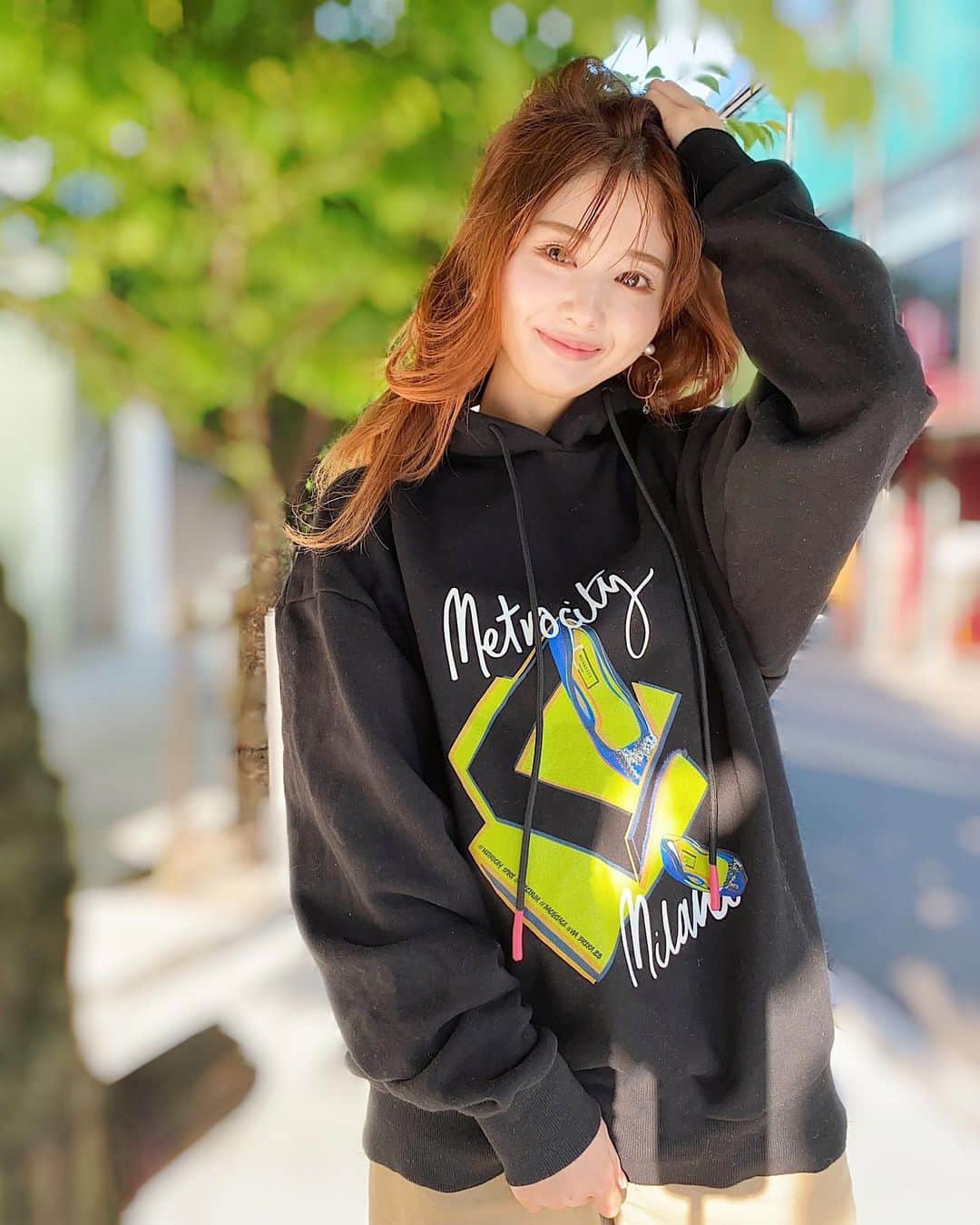 のインスタグラム：「𝑯𝒐𝒐𝒅𝒊𝒆🤍 #METROCITY ✔︎﻿ ﻿ フードつきのスウェットってなんだか落ち着く❤️﻿ わたしの定番アイテムのひとつです😋✨﻿ イタリア発の#METROCITY の﻿ 🇮🇹らしい靴のモチーフ👠✔︎✨﻿ ﻿ 行ってみたい場所のひとつです🍝🇮🇹🍕﻿ ﻿ #メトロシティ #ZOZOTOWN #ゾゾタウン #METROCITY_IN_ZOZOTOWN#ITALIA #イタリア#오오티디#데일리룩#패션#fashion#MillyKorea#コーデ﻿」