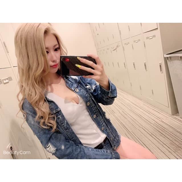 のインスタグラム：「. 長いことヘアメ以外で自分で髪の毛 いじることなかったんだけど この時期久しぶりにチャレンジしたら ちょっと上手くなってきた気が…🌼.* . はやく可愛い髪型したいな‪( •̥ ˍ •̥ )‬ . . それにしても暖かくなってきたねぇ☺️ 薄着ができるねぇ☺️ . ギャルの季節💛🧡💛笑 . . . #池袋 #ikebukuro #キャバ #キャバクラ #キャバ嬢 #池袋シーサイド #プリンスグループ #巻き髪 #金髪 #ハイトーン #ギャル #薄着の季節だ #夏が好き #summer #デニム生地って可愛いよね #🌺 #🌴 #🏖 #🌻 #☀️ #🧡 #👖 #instagood #instalike #like4like #l4l」