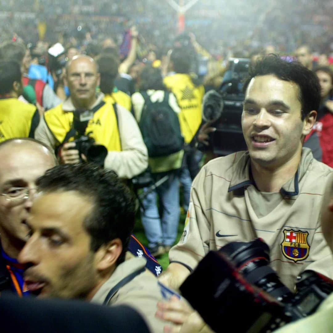 アンドレス・イニエスタさんのインスタグラム写真 - (アンドレス・イニエスタInstagram)「15 años de mi primera Liga 🔴🔵🏆 @fcbarcelona  今日から15年前、ラ・リーガ初タイトルを獲得しました。🔴🔵🏆」5月14日 17時55分 - andresiniesta8