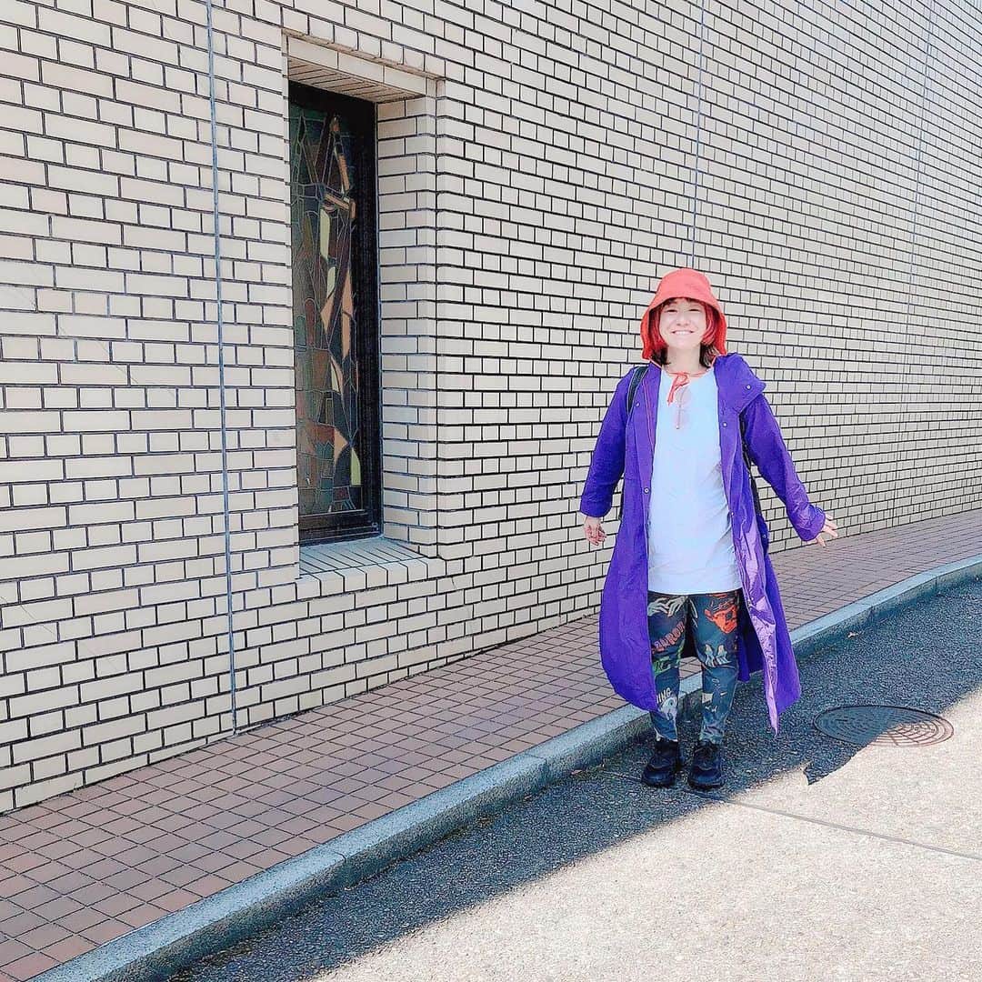 和田美枝のインスタグラム：「パープル💜✖︎オレンジ🧡 #eeお天気 #スプリングコート #さすがに暑い #汗を出すには丁度いい #サウナスーツ的な #今日おろして今日しまう #植木鉢のような #帽子 #これからが出番」