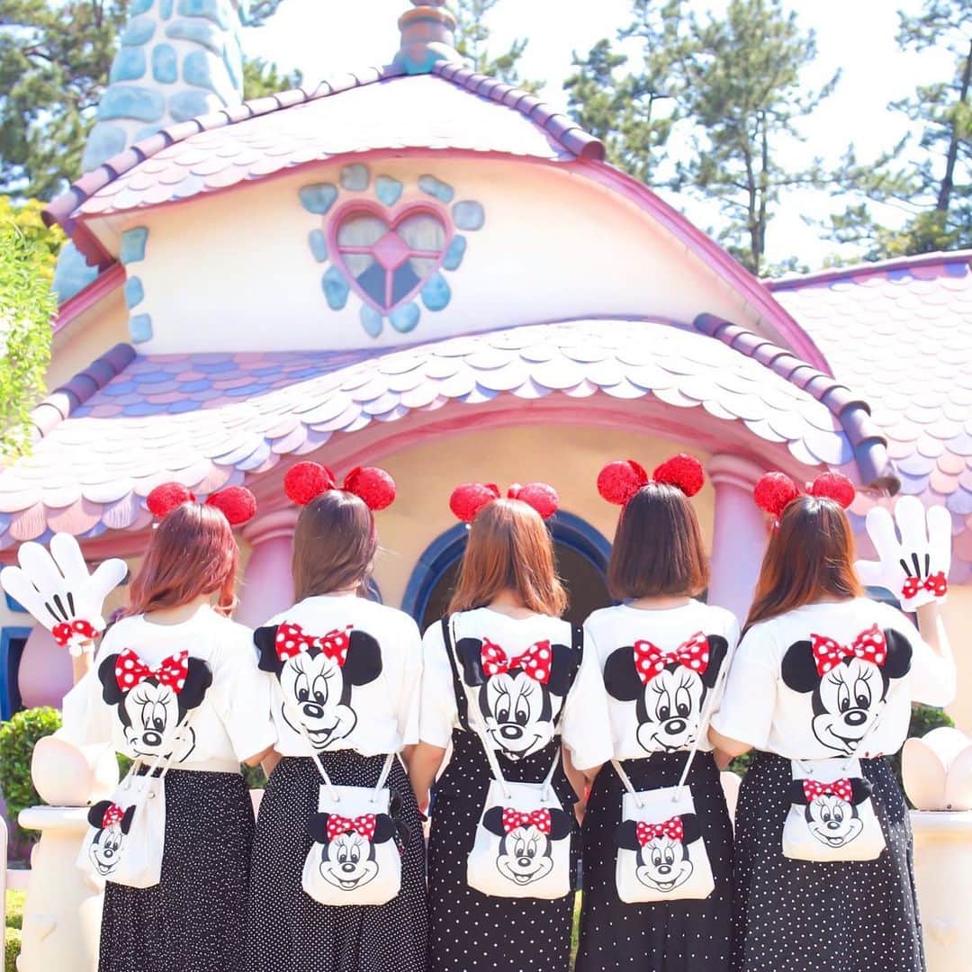 のインスタグラム：「ㅤ ㅤ #あやかなめぐやぎぽん 🐭🎀 ㅤ ㅤ ナイスのミニーTとミニーバッグ またみんなで併せたいな〜🥰❤️ ㅤㅤㅤㅤㅤㅤ ㅤ ㅤ ㅤㅤ ㅤㅤㅤ ㅤ #kana_disney ㅤ ㅤㅤㅤㅤㅤㅤㅤㅤㅤ #東京ディズニーランド #ディズニーランド #東京ディズニーリゾート #ミニーの家 #ミニーコーデ #ディズニーコーデ #スパンコールカチューシャ #ミニーちゃん #ミニー #ナイスクラップ #ミニーハンド #tokyodisneyland #tdl #tokyodisneyresort #tdr #toontown #minniemouse #minniecode #niceclaup」