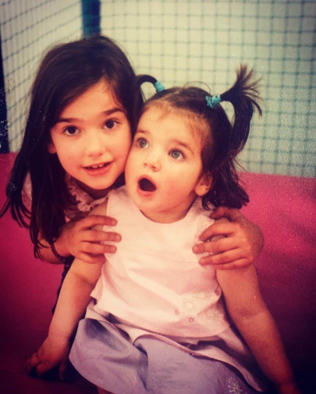 デュア・リパさんのインスタグラム写真 - (デュア・リパInstagram)「happy birthday to my little BIG sister @rinalipa ❤️ my angel sissy, you are all things good and I thank my lucky stars that I was gifteeed a little sister 19 years ago! I love you so much and I can’t wait to squeeeeze ya 🌸🌸🌸🌸🌸🌸🌸」5月14日 17時56分 - dualipa