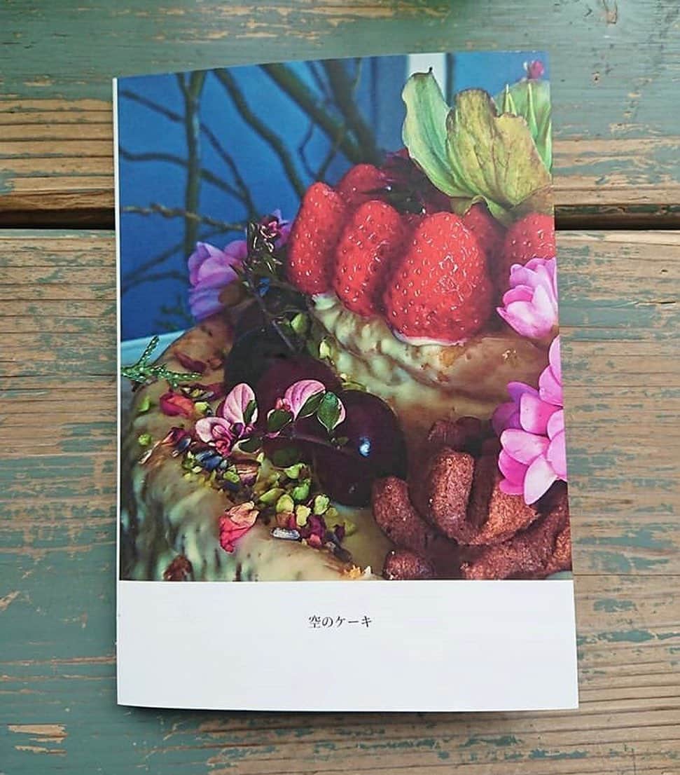 しまうまプリント【公式】フォトブック無料企画開催中さんのインスタグラム写真 - (しまうまプリント【公式】フォトブック無料企画開催中Instagram)「カラフルなケーキのフォトブック🧁 ・ ・ 本日ご紹介するのは @soranoki224 さまの フォトブックです✨ ・ ご自身で作られたケーキの お写真をまとめた1冊🍰 ・ どのケーキもお花や植物に見立てたフルーツが載っていて 小さな庭園みたいに美しいですね…🦓💕 ・ 綺麗なケーキのフォトブック、 見ているだけでおいしくて幸せです😋 ・ ・ 今回のフォトブックでは どのページもレイアウトを 統一して作成頂いたようですね👀 ・ 日々の記録用としての1冊だと レイアウトを統一した方が すっきりまとまって仕上がりますよ📚 ・ ・  @soranoki224 さま 素敵なご投稿ありがとうございました！ ・ ・ #しまうまプリント #しまうまフォトブック #フォトブック #写真プリント #写真 #ネットプリント #アルバム #手作りアルバム #思い出整理 #写真整理 #ケーキ #手作りケーキ #スイーツ #手作りお菓子 #誕生日ケーキ #バースデーケーキ #手作りおやつ #手作りスイーツ #お菓子作り Repost from @soranoki224 ・・・ 作らせて頂いたケーキや、やらせて頂いたお仕事の数々を小さなフォトブックにしました。 消えものである自分の仕事を形にしておきたかったのです。 今はすごいなあ。 こんな写真集が簡単に出来ちゃう。 老後の楽しみにまた作ろ！  #空の木ガーデン #しまうまプリント」5月14日 17時57分 - shimaumaprint