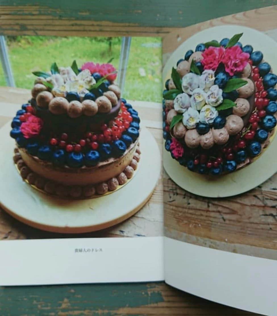 しまうまプリント【公式】フォトブック無料企画開催中さんのインスタグラム写真 - (しまうまプリント【公式】フォトブック無料企画開催中Instagram)「カラフルなケーキのフォトブック🧁 ・ ・ 本日ご紹介するのは @soranoki224 さまの フォトブックです✨ ・ ご自身で作られたケーキの お写真をまとめた1冊🍰 ・ どのケーキもお花や植物に見立てたフルーツが載っていて 小さな庭園みたいに美しいですね…🦓💕 ・ 綺麗なケーキのフォトブック、 見ているだけでおいしくて幸せです😋 ・ ・ 今回のフォトブックでは どのページもレイアウトを 統一して作成頂いたようですね👀 ・ 日々の記録用としての1冊だと レイアウトを統一した方が すっきりまとまって仕上がりますよ📚 ・ ・  @soranoki224 さま 素敵なご投稿ありがとうございました！ ・ ・ #しまうまプリント #しまうまフォトブック #フォトブック #写真プリント #写真 #ネットプリント #アルバム #手作りアルバム #思い出整理 #写真整理 #ケーキ #手作りケーキ #スイーツ #手作りお菓子 #誕生日ケーキ #バースデーケーキ #手作りおやつ #手作りスイーツ #お菓子作り Repost from @soranoki224 ・・・ 作らせて頂いたケーキや、やらせて頂いたお仕事の数々を小さなフォトブックにしました。 消えものである自分の仕事を形にしておきたかったのです。 今はすごいなあ。 こんな写真集が簡単に出来ちゃう。 老後の楽しみにまた作ろ！  #空の木ガーデン #しまうまプリント」5月14日 17時57分 - shimaumaprint
