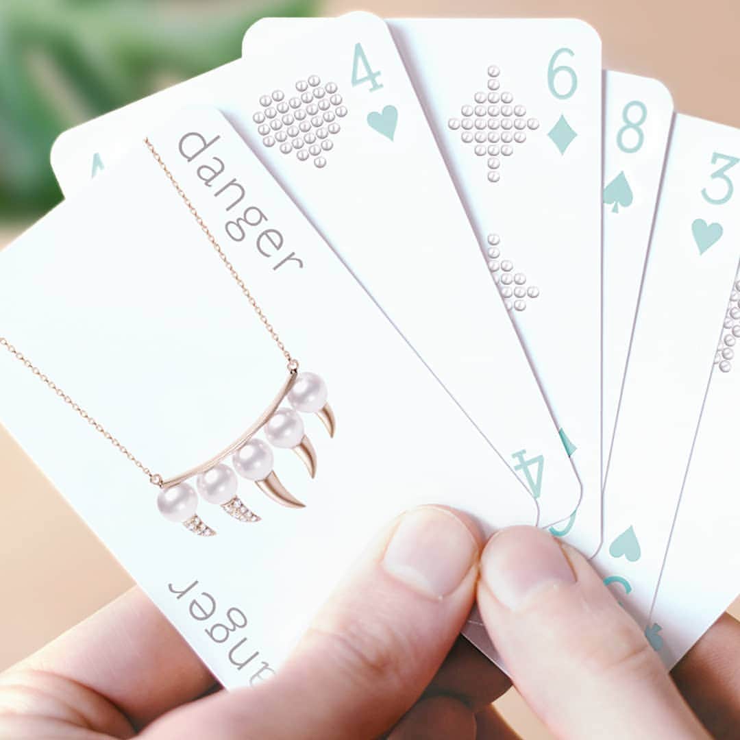 のインスタグラム：「Oops! I pulled the "danger" card! But my "danger fang" necklace is too cute to pass on to others... hmm.. #TASAKI #TASAKIdanger #dangerfang #TASAKIpearl #pearl #TASAKIdiamond #diamond #SAKURAGOLD #necklace」