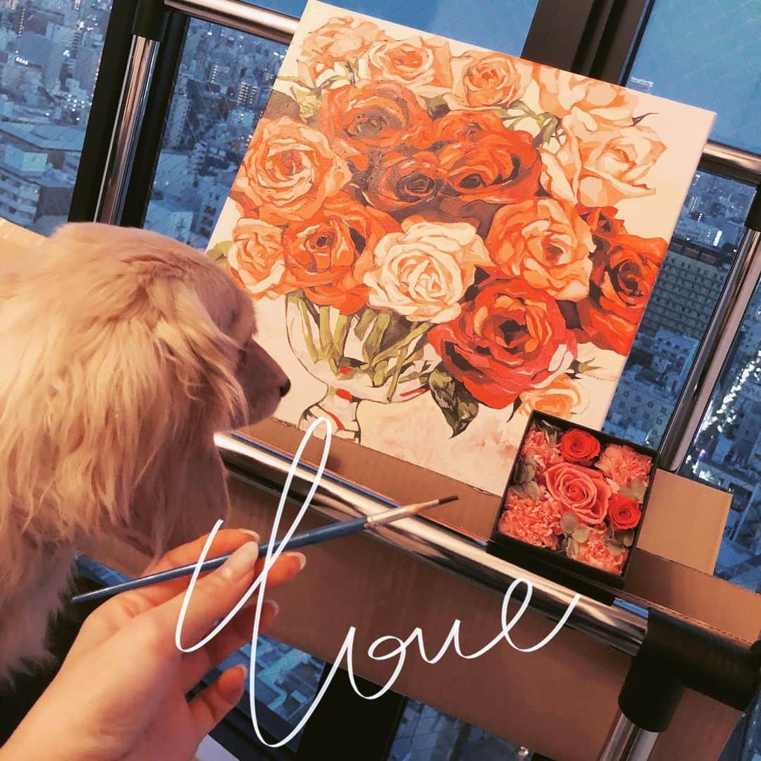 鈴木絢子さんのインスタグラム写真 - (鈴木絢子Instagram)「・ ・ 【stay home絵画🖋】 完全自粛モードだったGWは、、 『隠居したら犬に囲まれて絵を描く』という夢が早くも叶ってしまいましたw ・ 風水で寝室に花の絵を飾ると良い、とのことで💐 ハンガーラックと段ボールで#簡易アトリエ を作成🤗 ・ 丸一日集中して絵を描く、というなかなか無い体験。。 家にいるから出来ることが見つかった有意義な時間になりました✊ ・ #緊急自体宣言解除 という前向きなニュースもあり🌟 そろそろ再起動の気合いを入れたいと思います🤗 ・ ・ ・ #油絵 #絵画 #アート #犬 #犬との生活 #ミニチュアダックス #ダックス多頭飼い #犬バカ部 #犬との時間 #簡易アトリエ #脱巣ごもり #薔薇のある暮らし #DIY #dogstagram #stayhome #art #Flower #🐶🐶 #🖼 #💐」5月14日 23時36分 - ayako_suzuki810