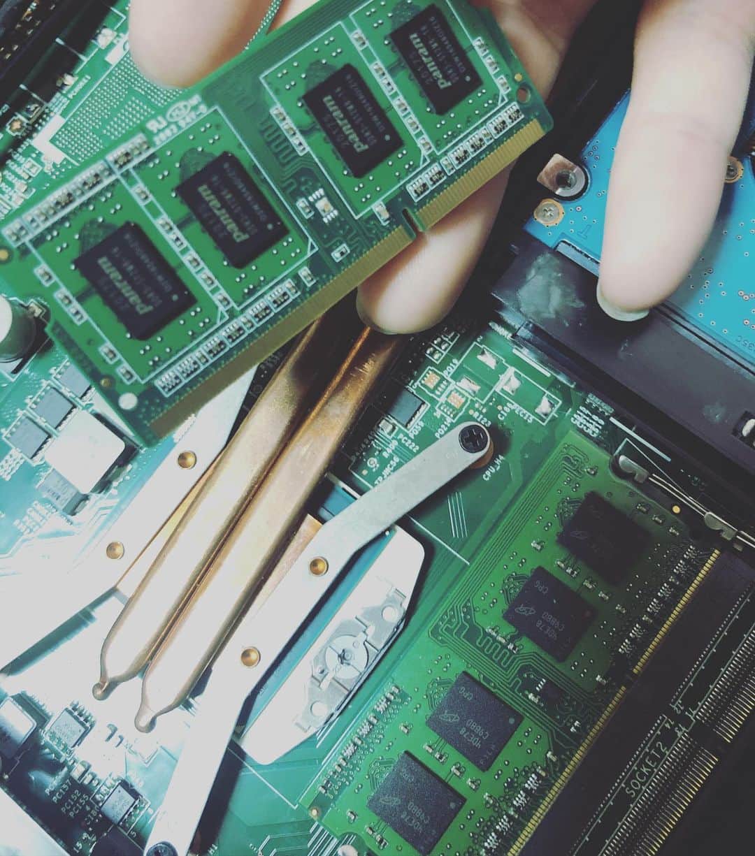 Kyrieのインスタグラム：「増設用のメモリが届くはずなのに来なかったなーと思っていたらポストに投函されていた。 これで少しは負担かけずに動かしてあげられるかな。」