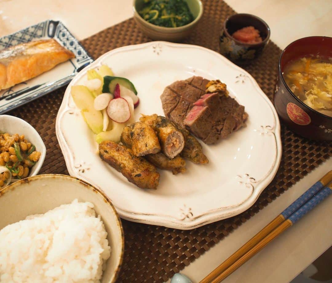 宇佐美蘭のインスタグラム：「夜ご飯☺️💕﻿ 夫にリクエストを聞いたらまたしても豚肉の紅生姜巻き😳💦　﻿ お肉が足りなかったので、頂き物のステーキも焼いたら絶品でした🤤🥩美味しかったなぁ🤤🤤﻿ .﻿ ストーリーで、私の大好きなかりんとう饅頭のオススメを聞いたら、たくさんDMで教えて頂けて嬉しい限りです💓﻿ お取り寄せできるものもあったのでしてみよう💕どれにするか迷うなぁ🥺﻿ #夜ご飯#手作りご飯#ディナー#豚肉の紅生姜巻き#ステーキ#かりんとう饅頭」