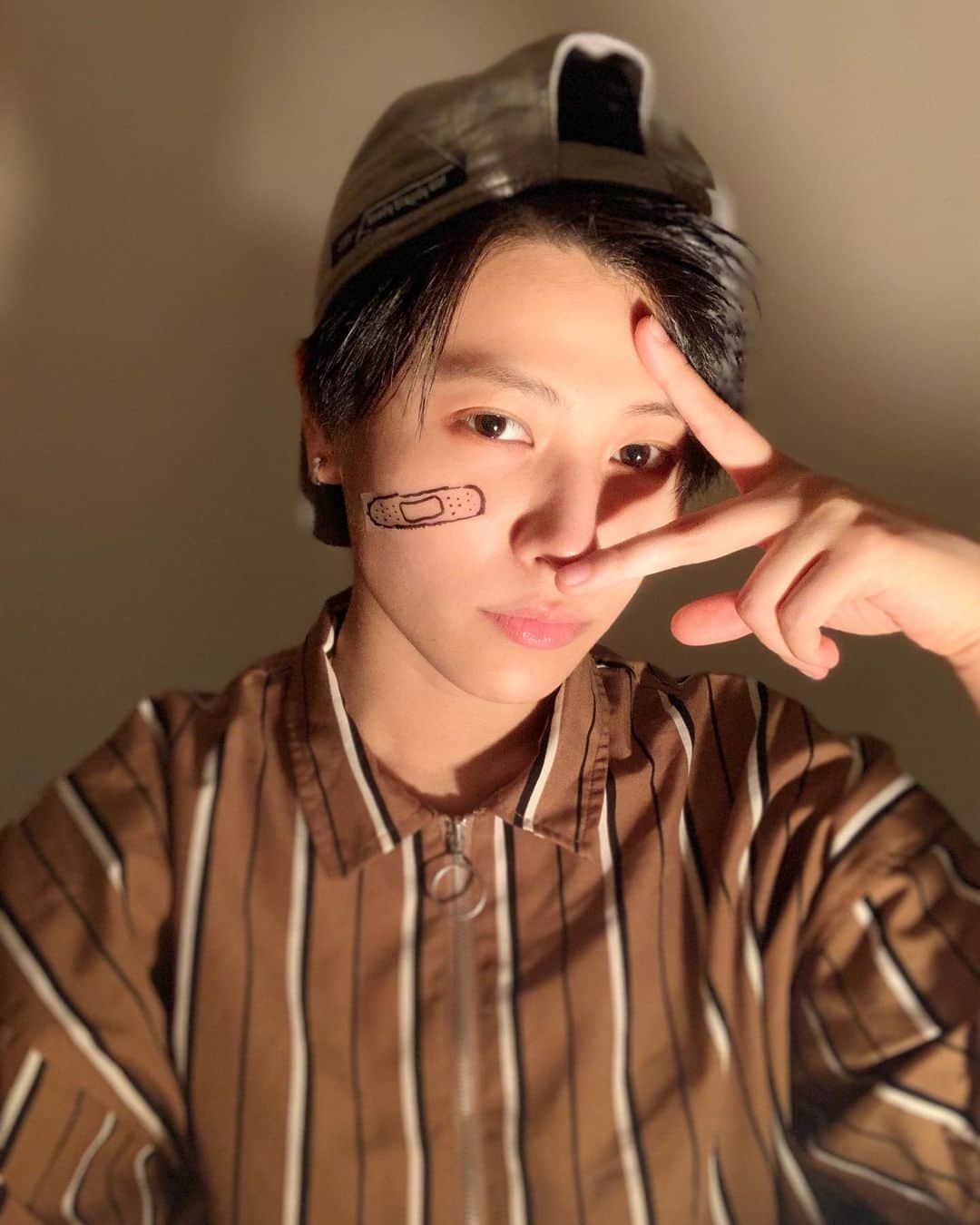 春川芽生のインスタグラム：「ぴす。よもや半袖。 . 配信見てなかった友に 『これ(絆創膏)どうしたん？』 って聞かれたけど、 多分見てても同じ感想なとこが ミソ。」