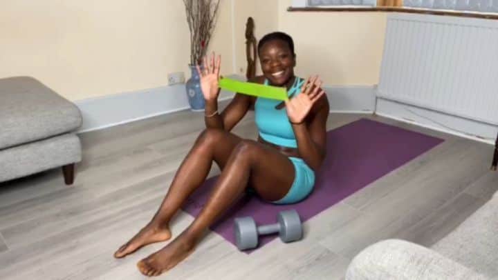 アシャ・フィリップのインスタグラム：「🚨✨ Core Workout✨🚨 . . ➡️💾 Swipe + Save for later🤙🏾 . . 💥Core Circuit💥 1️⃣ Dumbbell Alekna 2️⃣ Under Body Windscreen Wipers 3️⃣ Leg Scissors  4️⃣ High Plank Body Saws 5️⃣ Kettlebell Sit up & Reach 💥Repeat 💥 . . 🦈 @Gymshark Ultra Seamless 💞 . . #Gymshark #Core #HomeWorkout #Abs #Lockdown #GymsharkWomen」