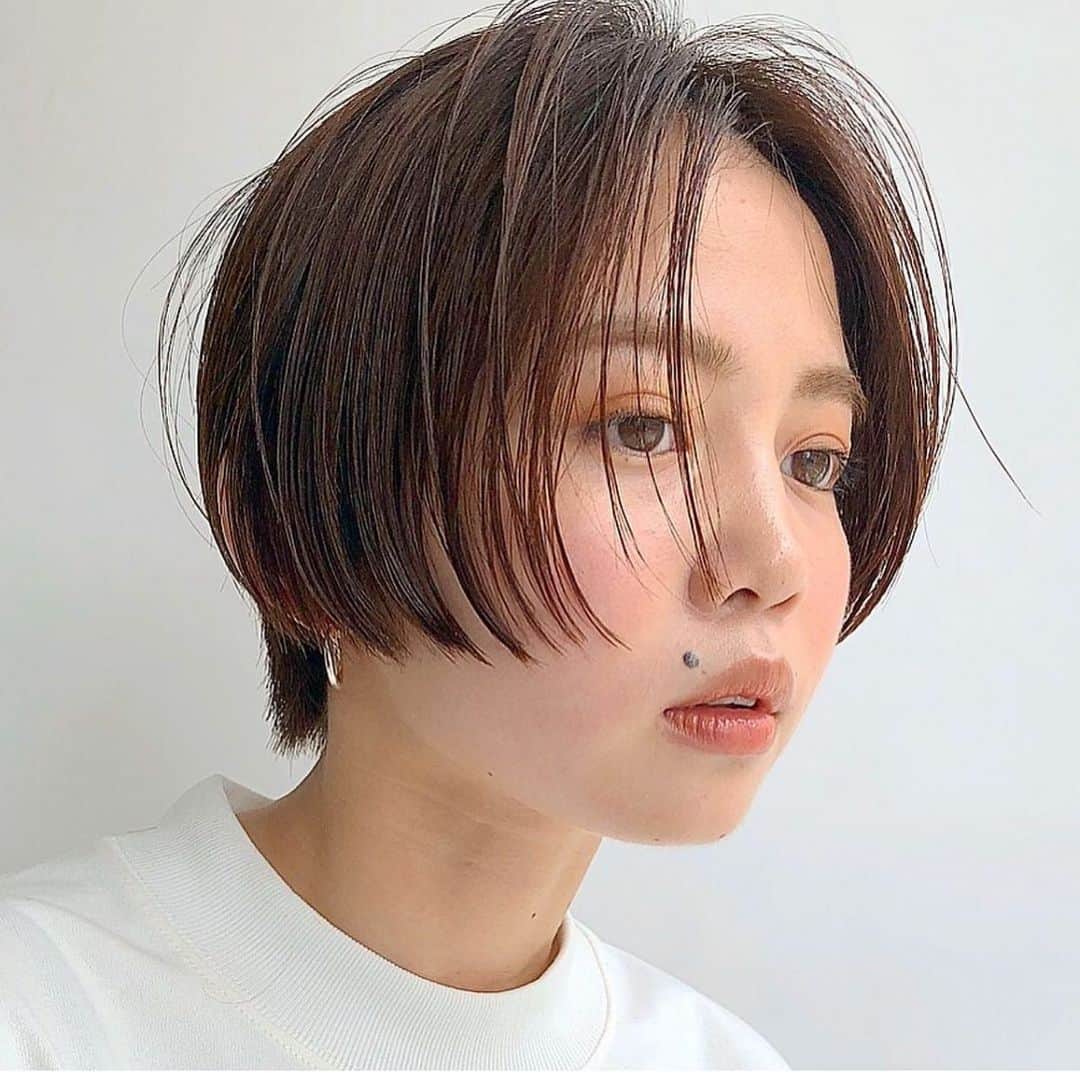 Yanagihara Hirokiさんのインスタグラム写真 - (Yanagihara HirokiInstagram)「（@yanagihara_hiroki ）のショートカタログ ・ ・ サイドのラインは残しつつ前髪もセンターパートに ・ ・ クールだけど女性らしく ・ ・」5月14日 18時05分 - yanagihara_hiroki
