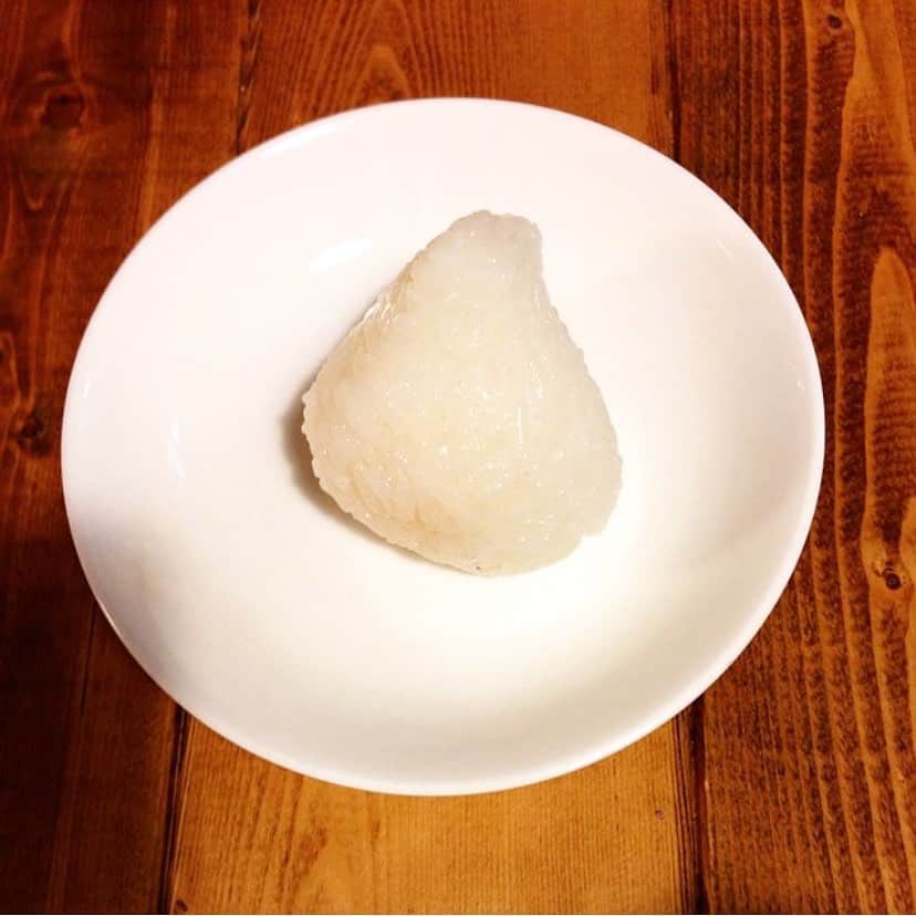 長島涼平のインスタグラム：「埼玉の誇るカリスマ気まぐれプロデューサー、ジュクさん（@juk.jp）から　#祈るおむすびバトン　という超ほっこり系バトンが回ってきたので。 5年前のある日朝起きたら可愛いスライムが机の上に。  息子君が初めて握ってくれたおむすびでした。完全に無味でした。  それでも今まで食ったおむすびで1番美味かった。  つまり、料理は“心意気”。 #祈るおむすびバトン #おむすび #おにぎり #どっち #あいだをとって #おむぎり」