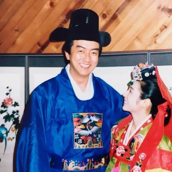 MASAMIのインスタグラム：「아빠❤️ 엄마 ママの乙女な顔が可愛すぎて😍 パパは46歳の若さで死んじゃった！ ママのことはまあちゃんとお姉ちゃんで守るね✌️」