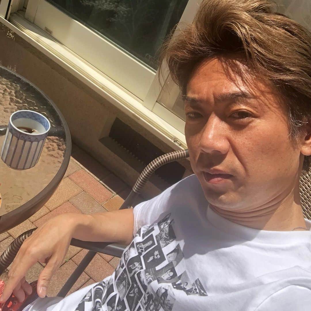 嘉島典俊さんのインスタグラム写真 - (嘉島典俊Instagram)「海に行きたーい でも行けなーい 太陽にあたらないと、、、 だからテラスでコーヒー。 YouTubeアップしました よろしくお願いします。 ＃日光浴#コーヒー＃嘉島典俊公式YouTubeチャンネル」5月14日 18時21分 - kashima.noritoshi