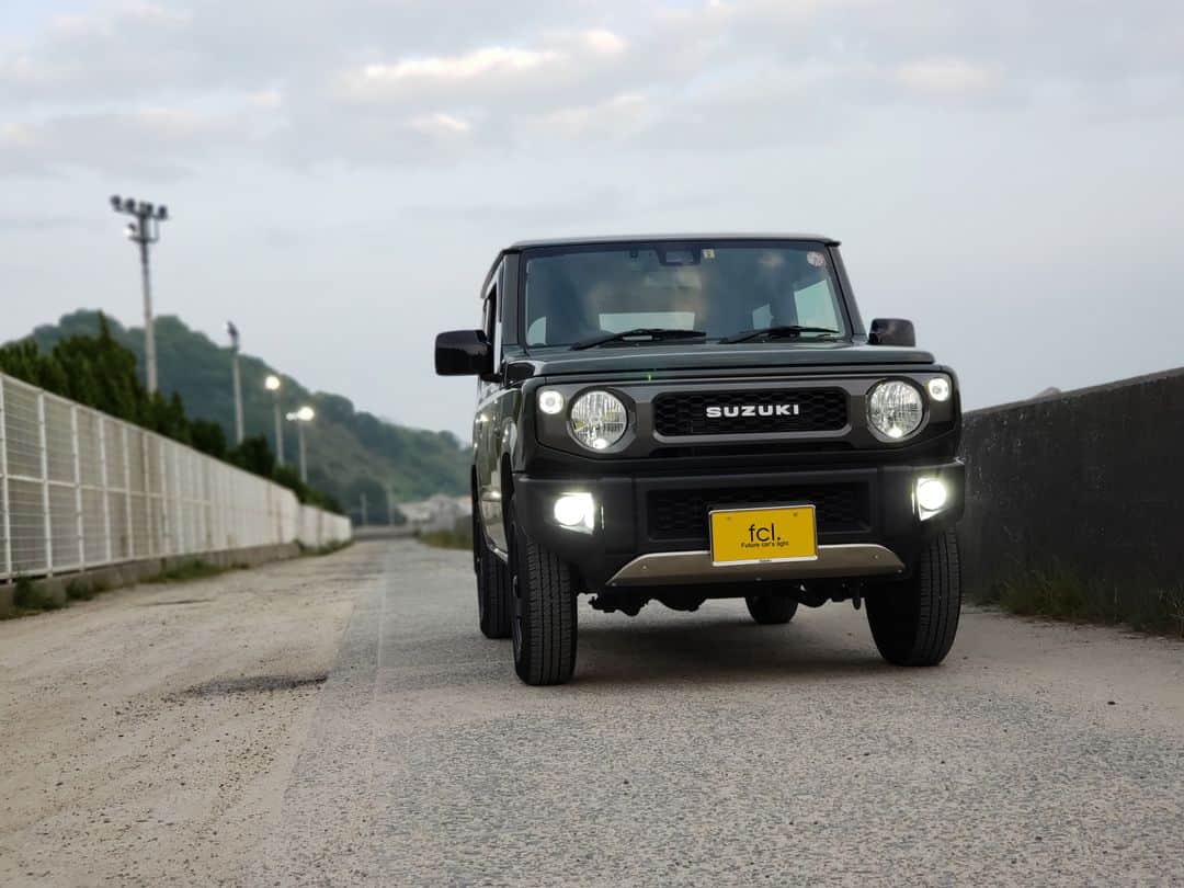 のインスタグラム：「. Owner: RN99様 車種: #スズキ #ジムニー #JB64W 平成30年式 . ********************* 取り付け商品 ********************* 【フォグランプ】 #fclカラーチェンジledバルブ 【ポジション】 #fclledt10 . ********************* Owner様コメント ********************* ホワイト・イエローとも明るく綺麗な発光なので、 ファッション性も視野性にも。 純正スイッチで気軽にカラーチェンジができるのも◎。 . ********************* フォトコンテスト開催中 ********************* ●テーマ 「fcl.×過去一盛れた写真」 . ●募集期間 2020年5月11日（月）～6月28日（日）まで . ●入賞商品 １位～３位の方へは入賞作品で作ったオリジナルキャンバスアートを プレゼントいたします！ . ●参加対象 fcl.で購入した「HIDまたはLEDの点灯写真」が写っている写真であればご応募いただけます。 . ●応募方法 キャンペンページよりご応募ください。 . ●結果発表 2020年7月上旬～7月中旬 . ●受賞のご連絡 ご応募連絡いただいた際のメールアドレスへ直接ご連絡いたします。 . . ⚠️プロフィー欄URL>フォトコンテスト より詳細をご確認いただけます。 →@fcl_ledhid . . . . . . . #fcl #エフシーエル #車のある風景 #愛車のある風景 #車撮影 #車好き #車好きと繋がりたい #車好きな人と繋がりたい #車の写真が好きな人と繋がりたい #愛車撮影 #車のある生活 #愛車自慢 #愛車紹介 #ドライブ好きな人と繋がりたい  #jimny #新型ジムニー #jimny #ジムニーのある生活 #ジムニー女子 #ジムニーのある風景 #suzukijimny #オフロード #ジムニー男子 #四駆 #jimny4x4」