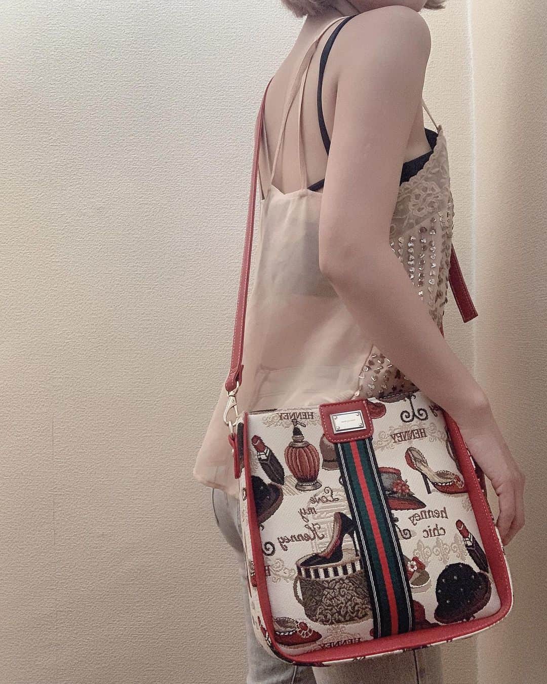 チアコマさんのインスタグラム写真 - (チアコマInstagram)「. . イギリス生まれ🇬🇧の @henneybear_jpn  ワタシはこのデザインにした♡ レトロで気に入ってる🧝‍♀️❤️ . . #bag #outfit #ootd #fashion #お買い物コーデ #chiakoma」5月14日 18時30分 - chia_koma