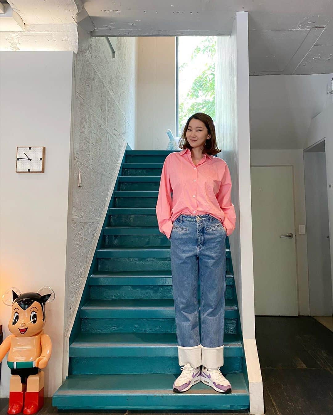 チャン・ユンジュのインスタグラム：「오늘 방구석 녹화 왔는데.  뭐 입을까요? ㅎㅎㅎㅎㅎ #골라주세요 😅💋💜😂」