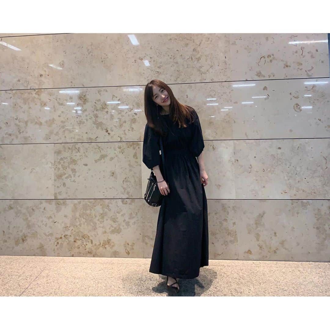 板野友美さんのインスタグラム写真 - (板野友美Instagram)「リモート収録してきました☺︎︎ 久しぶりの外出🍃  お気に入りのポインテッドトゥ やっと履けた♪ 先がとんがってるから 小さい私もバランスよくみえる予感😚  #onepiece  @clane_official  #sandals  @amerivintage  #bag @givenchyofficial #友Style」5月14日 18時26分 - tomo.i_0703