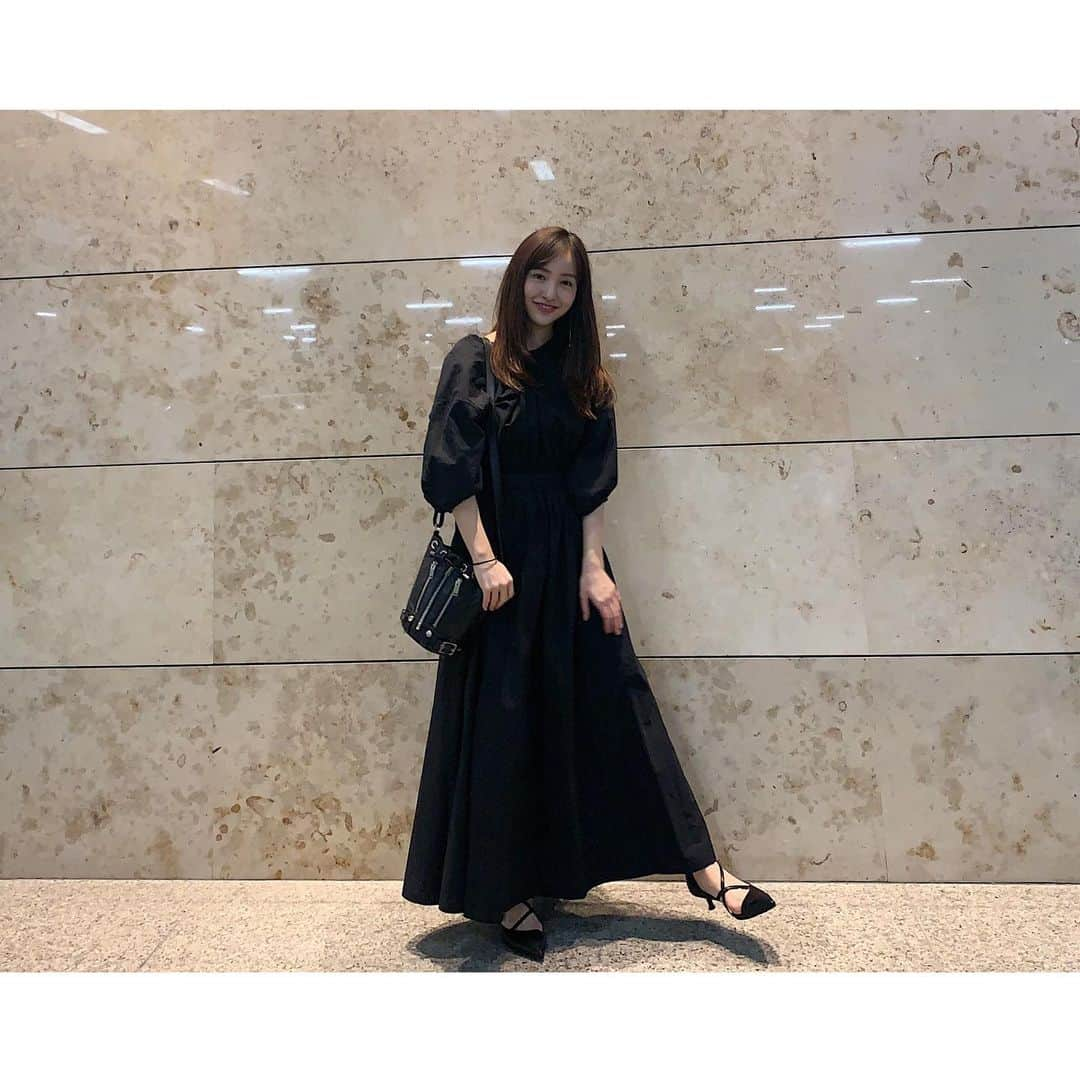 板野友美さんのインスタグラム写真 - (板野友美Instagram)「リモート収録してきました☺︎︎ 久しぶりの外出🍃  お気に入りのポインテッドトゥ やっと履けた♪ 先がとんがってるから 小さい私もバランスよくみえる予感😚  #onepiece  @clane_official  #sandals  @amerivintage  #bag @givenchyofficial #友Style」5月14日 18時26分 - tomo.i_0703