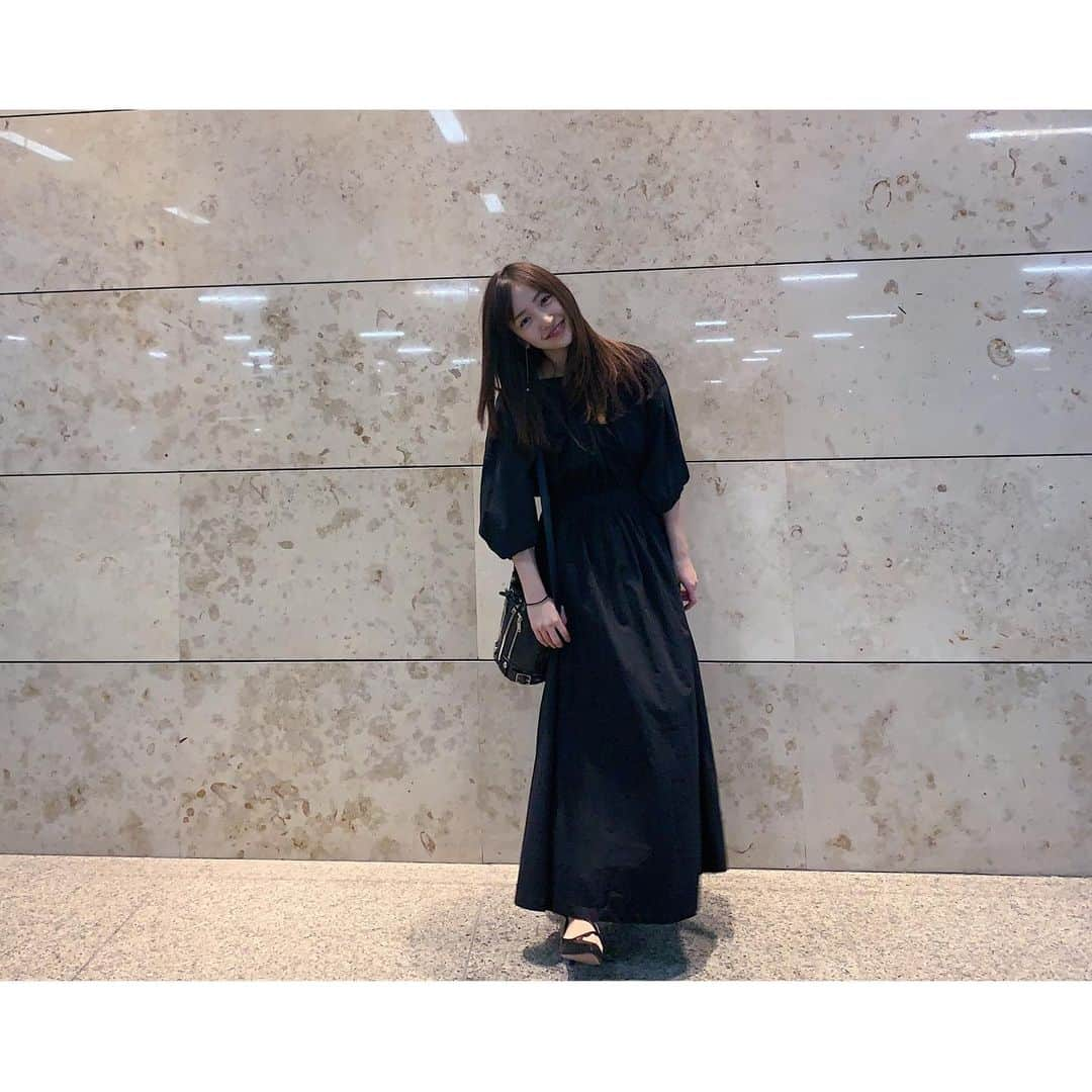 板野友美さんのインスタグラム写真 - (板野友美Instagram)「リモート収録してきました☺︎︎ 久しぶりの外出🍃  お気に入りのポインテッドトゥ やっと履けた♪ 先がとんがってるから 小さい私もバランスよくみえる予感😚  #onepiece  @clane_official  #sandals  @amerivintage  #bag @givenchyofficial #友Style」5月14日 18時26分 - tomo.i_0703