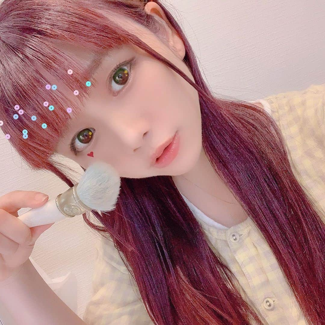 桜川ひめこさんのインスタグラム写真 - (桜川ひめこInstagram)「🍒🍓💓🍒🍓💓🍒🍓💓 ・ ・ 昨日は目が覚めてしまい 昼間うとうと……(｡>ω<｡) ・ それでも少し朝早起きして スチーマーのナノケアを ひさびさに引っ張り出して 動かしたら……動かない（∩∀`＊) ついに寿命が……！ ・ 原始的に、クッキングボールにお湯を張って アロマオイルたらして そこにおかおを近づけて(*´ω`*) ・ あいかちゃんに、純菜さんとのツーマンライブのときにもらった シートマスクを時を経て 開封❣️ପ(⑅ˊᵕˋ⑅)ଓ笑 ・ 完全に化粧水のシートマスクで さっぱり、ひたひた化粧水マスクで贅沢な感じ！！！ ・ もったいなくてずっと使ってなかったのだけど、こういう時の楽しみに ぴったり(★*0v0*)♪+゜ もう一つもらっているから、 いつつかおうかな(((∩'ω'∩))) ・ むかしからシートマスクすごくすきなんだけど スチーマーもすきなんだよね！ 加湿器も好きだから、多分湿度が好きなのかもしれない……ジメジメ系おんな……(*´ω`*) ・ はー新しいスチーマーほしいな……もう少しクッキングボールでかんがえよう（o′ω `o )*° ・ ラデュレのチーク初めて使ったけど シンプルな発色ー！！ ジルのに慣れているから すごくシンプルに感じる！！！ (*'ー'*) ・ クナイプの夏な入浴剤 きもちいいー！！！ (*´ω`*) ボトルでほしいぞ！ ・ #ラデュレコスメ  #ラデュレ  #ラデュレチーク #アロマオイル #シートマスク #クナイプ #クナイプバスソルト」5月14日 18時32分 - sakuragawahimeko