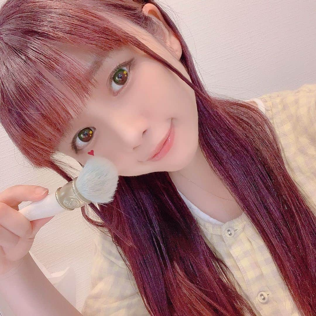 桜川ひめこさんのインスタグラム写真 - (桜川ひめこInstagram)「🍒🍓💓🍒🍓💓🍒🍓💓 ・ ・ 昨日は目が覚めてしまい 昼間うとうと……(｡>ω<｡) ・ それでも少し朝早起きして スチーマーのナノケアを ひさびさに引っ張り出して 動かしたら……動かない（∩∀`＊) ついに寿命が……！ ・ 原始的に、クッキングボールにお湯を張って アロマオイルたらして そこにおかおを近づけて(*´ω`*) ・ あいかちゃんに、純菜さんとのツーマンライブのときにもらった シートマスクを時を経て 開封❣️ପ(⑅ˊᵕˋ⑅)ଓ笑 ・ 完全に化粧水のシートマスクで さっぱり、ひたひた化粧水マスクで贅沢な感じ！！！ ・ もったいなくてずっと使ってなかったのだけど、こういう時の楽しみに ぴったり(★*0v0*)♪+゜ もう一つもらっているから、 いつつかおうかな(((∩'ω'∩))) ・ むかしからシートマスクすごくすきなんだけど スチーマーもすきなんだよね！ 加湿器も好きだから、多分湿度が好きなのかもしれない……ジメジメ系おんな……(*´ω`*) ・ はー新しいスチーマーほしいな……もう少しクッキングボールでかんがえよう（o′ω `o )*° ・ ラデュレのチーク初めて使ったけど シンプルな発色ー！！ ジルのに慣れているから すごくシンプルに感じる！！！ (*'ー'*) ・ クナイプの夏な入浴剤 きもちいいー！！！ (*´ω`*) ボトルでほしいぞ！ ・ #ラデュレコスメ  #ラデュレ  #ラデュレチーク #アロマオイル #シートマスク #クナイプ #クナイプバスソルト」5月14日 18時32分 - sakuragawahimeko