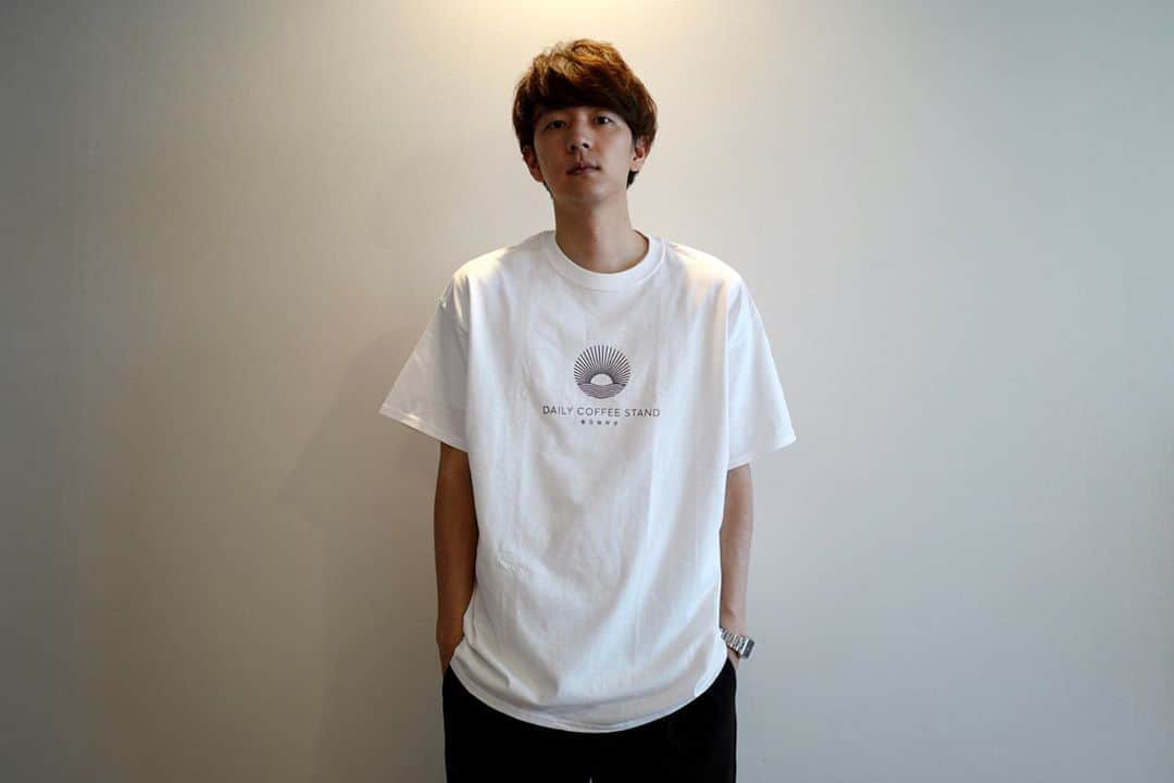 石井輝明さんのインスタグラム写真 - (石井輝明Instagram)「カフェTシャツ8枚目。 今回は東京の野方にある「DAILY COFFEE STAND」さんのもの。 シンプルなので何にでも合う、着る人を選ばない素敵な1枚。 2200円という安さには驚愕。  #dailycoffeestand #cafe #coffeb #カフェtシャツ #架空のカフェtシャツでも作り出そうかな #でも架空のつもりで存在してたらあかんしな #難しいところやな #kakuucoffeeroastersとかやったらいいんかな #それ自体もありそうやな #難しいところやな」5月14日 18時36分 - comandanteishii