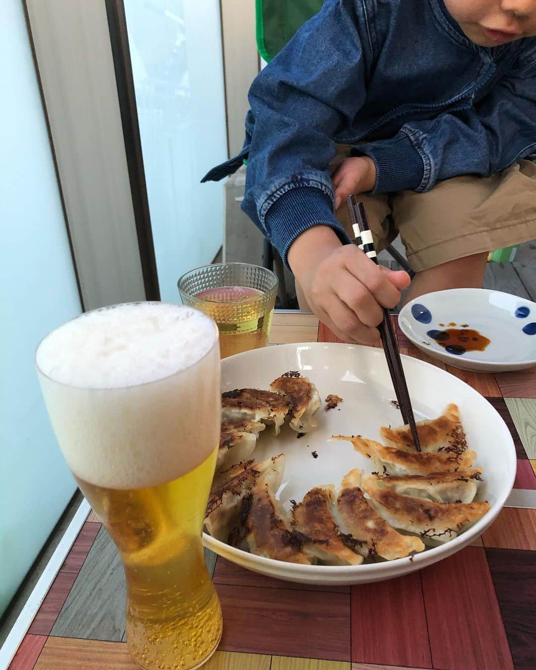 のインスタグラム：「息子とテラスでかんぱーい！ お取り寄せ餃子、おいひー。」