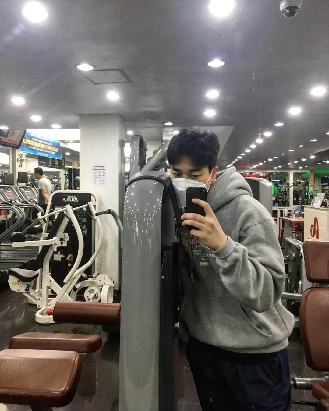 ウォンジュンのインスタグラム：「. 머리 감은거에오 오해하지마세오 안말린거에오 에——오🎤」