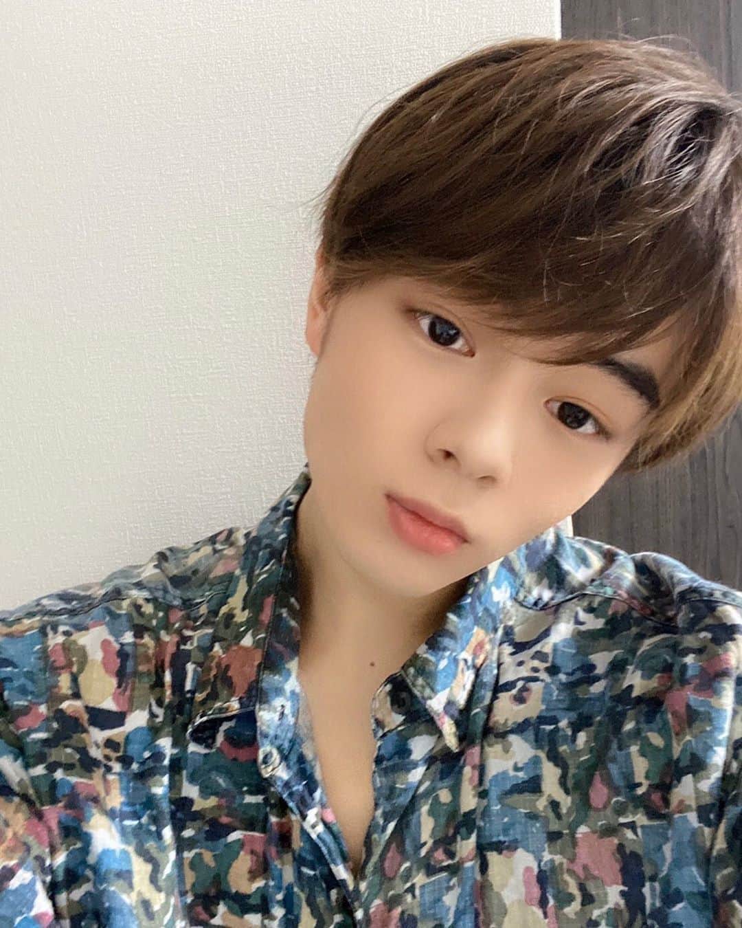 鶴房汐恩（JO1）のインスタグラム：「[👽] さぁ、問題です！ 今日の僕はどちらの柄シャツを着て過ごすでしょうか？！ 1.左　2.右　3.両方  #JO1 #PROTOSTAR #無限大 #INFINITY  #JO1の選択 #鶴房汐恩 #TsuruboShion #おうち #StayHome —— [👽] ➖➖➖➖➖➖➖➖➖➖➖➖➖➖➖➖➖ #tsuruboshion #tsurubo #shion #鶴房汐恩 #JO1 #JAM #produce101japan #japan #jpop」