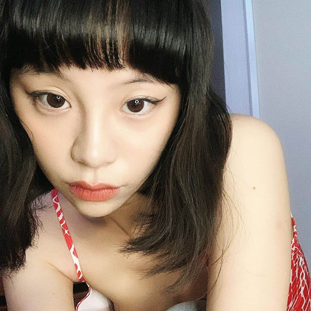 る鹿さんのインスタグラム写真 - (る鹿Instagram)「Makeup play 💄 #stayhome time」5月14日 18時41分 - luluxinggg