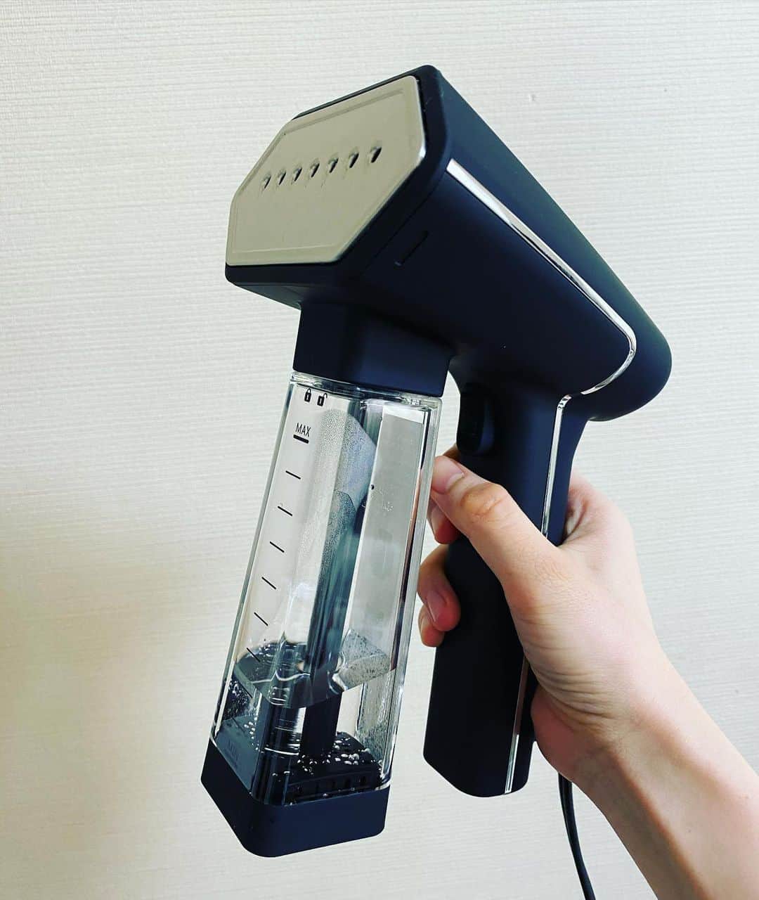 のぐちゆりのインスタグラム：「#高橋愛 ちゃんのインスタ見て一目惚れした #スチームワン を購入！ まずこの見た目！スタイリッシュすぎません？😌 さっそく使ったんだけど、めっちゃシワシワだったTシャツがすっごく綺麗になったの…！！ 全然力加えなくてもスイスイしわ伸びていくから楽しくてしょうがない… このタンク満タンにして、3着かけることができたよ😌  夏はシャツ系の服たくさん着たいから重宝しそう！！ いい買い物したーーーーーーなんかすごく満足ーーーー😌😌😌💓 #いきものがかりのライブT #早くライブとか行きたいな」
