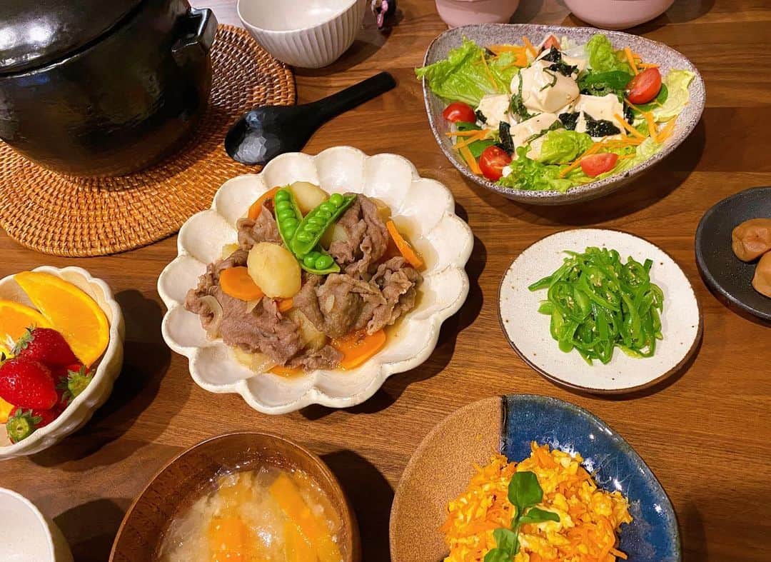 近藤千尋のインスタグラム：「今日のごはん🍚です✨ しゃぶしゃぶ用のお肉が残っていたので贅沢に肉じゃが🥩❤️ 長女は、デザートを目の前に置いて お野菜食べたら苺が食べれるよ〜😍と言うと集中して食べてくれます。笑😂」
