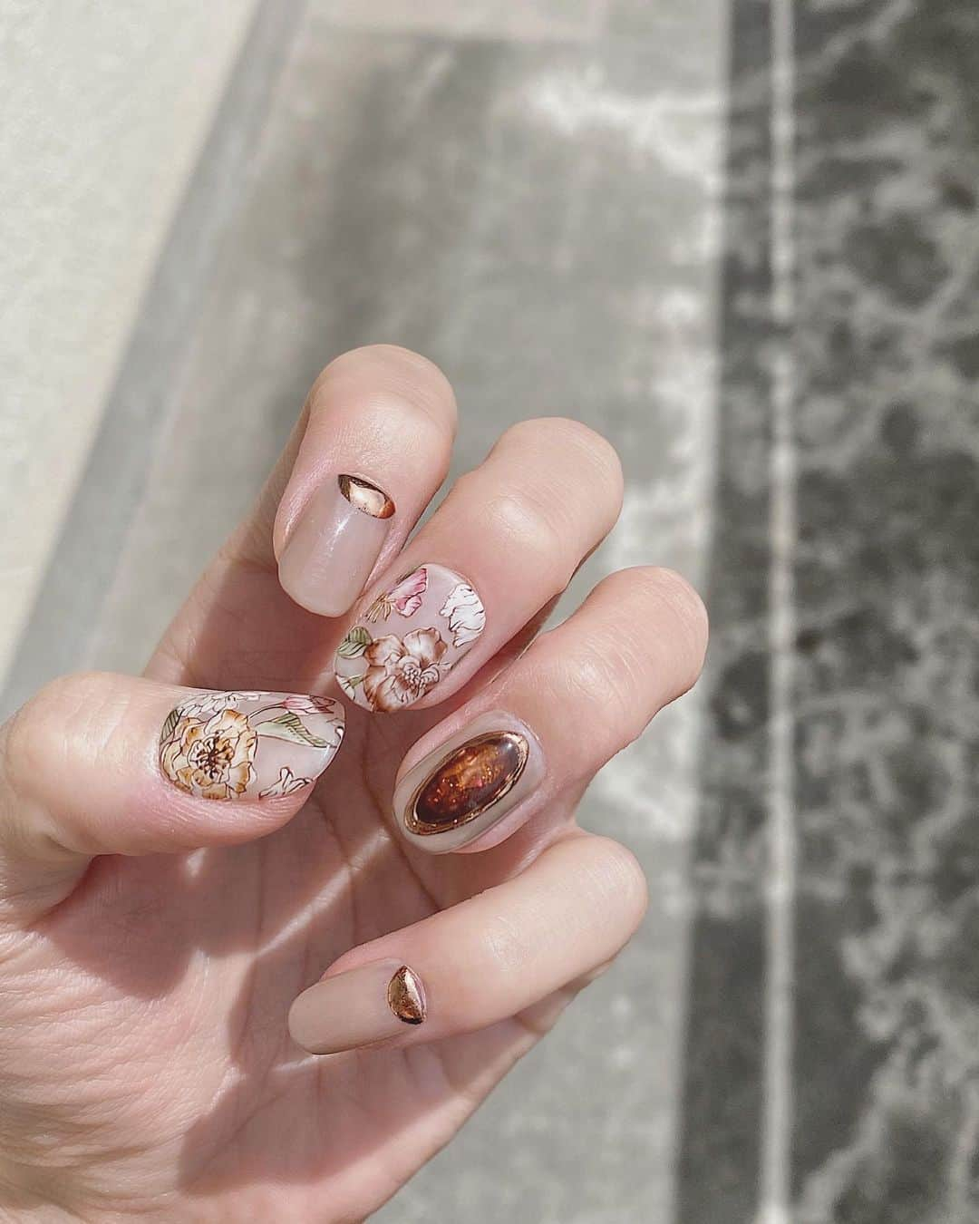 mananailsさんのインスタグラム写真 - (mananailsInstagram)「design nail tips 5/15(Fri.) 19:00〜web販売致します❁ デザイン、チップの形は3種類から、 サイズもお客様に合わせてお選びいただけます❀ 両面テープを使用すればチップは何度でも使用可能です☽ 普段ネイルが出来ない方にも 楽しんでいただけると嬉しいです♡ 他のどこのサロンとも被らない @moonlit_bymananails オリジナルデザインです☾ 発送は日本のみです。 We are sorry... not available for shipping outside Japan. ㅤ art by @moonlit_emi」5月14日 18時49分 - mananails