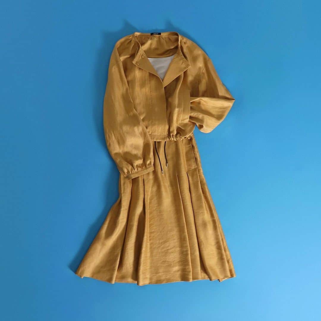 DRESSLAVEさんのインスタグラム写真 - (DRESSLAVEInstagram)「. こっくりとしたカラーが肌馴染みの良い、 袖ボリュームノーカラーブルゾンと 大きめの2タックが裾まで入ったフレアスカート。 軽さと柔らかさ、適度な光沢と落ち感に リネンのナチュラルな抜け感を加えた、 エレガントになりすぎない素材を使用しています。 マスタードは今季トレンドの ラベンダーやグレーと好相性です。 . . #dresslave #ドレスレイブ #2020ss  #setup」5月14日 18時54分 - dresslaveofficial