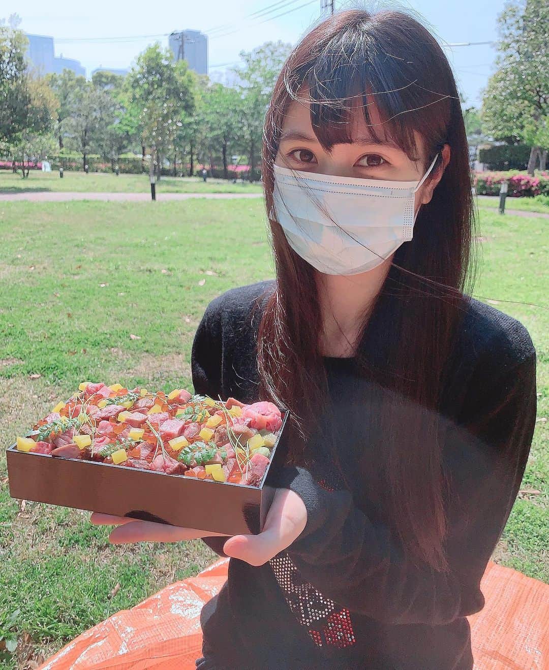 のインスタグラム：「Picnicking in the front yard is not bad idea is it? ・ ・ ・ 家の敷地内でピクニックすることを覚えた。 #肉匠堀越」