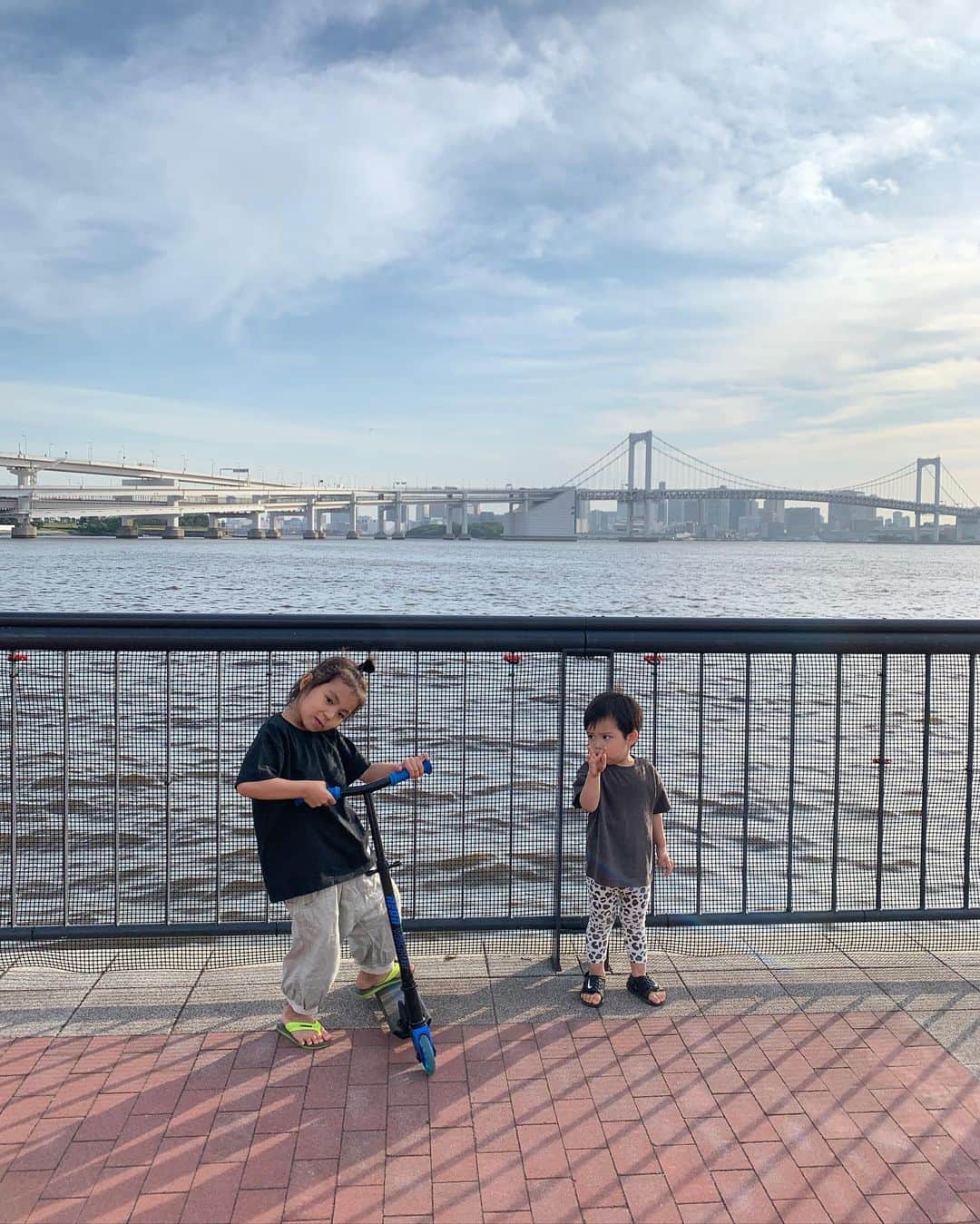 春名亜美さんのインスタグラム写真 - (春名亜美Instagram)「久ーーーしぶりのお散歩。  夕方の風が気持ちよかった😌 ・ ・ ・ #兄弟 #6歳 #2歳10ヶ月 #兄弟ママ」5月14日 18時57分 - amiharunaami
