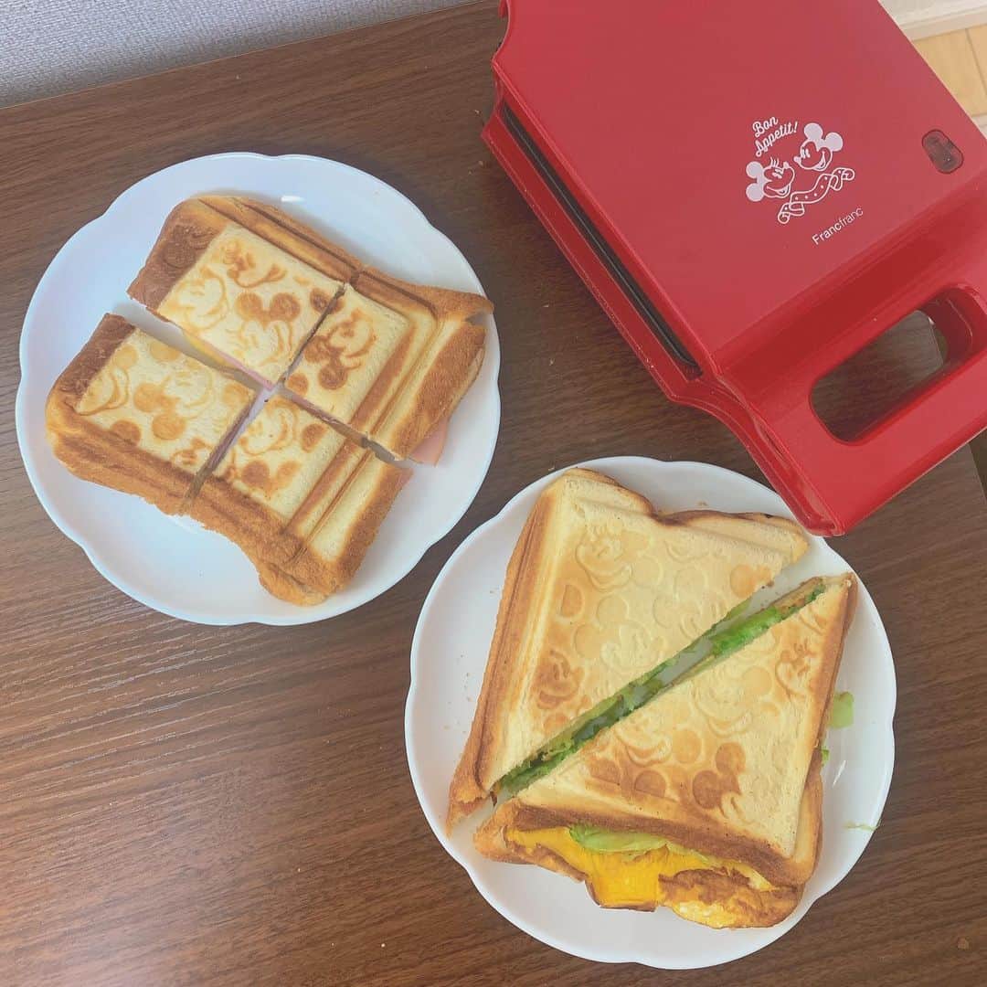夏川愛実のインスタグラム：「﻿ ﻿ 姉とホットサンド作り💓﻿ ミッキーとミニーちゃんのホットサンドプレート？﻿ かわいい！！🐭﻿ ﻿ 5枚切りの食パンで作ったら﻿ ちょっと失敗🤔😑﻿ ﻿ 具材はハムチーズが優勝🏅﻿ ﻿ ﻿ #ホットサンド#ホットサンドプレート#ディズニー﻿ #サンドウィッチ#ランチ#おうちランチ#おうちカフェ﻿ #モーニング#トースト#トーストアレンジ#食パン﻿ #あさごぱん#パン#おうちパン#アレンジトースト﻿ ﻿」