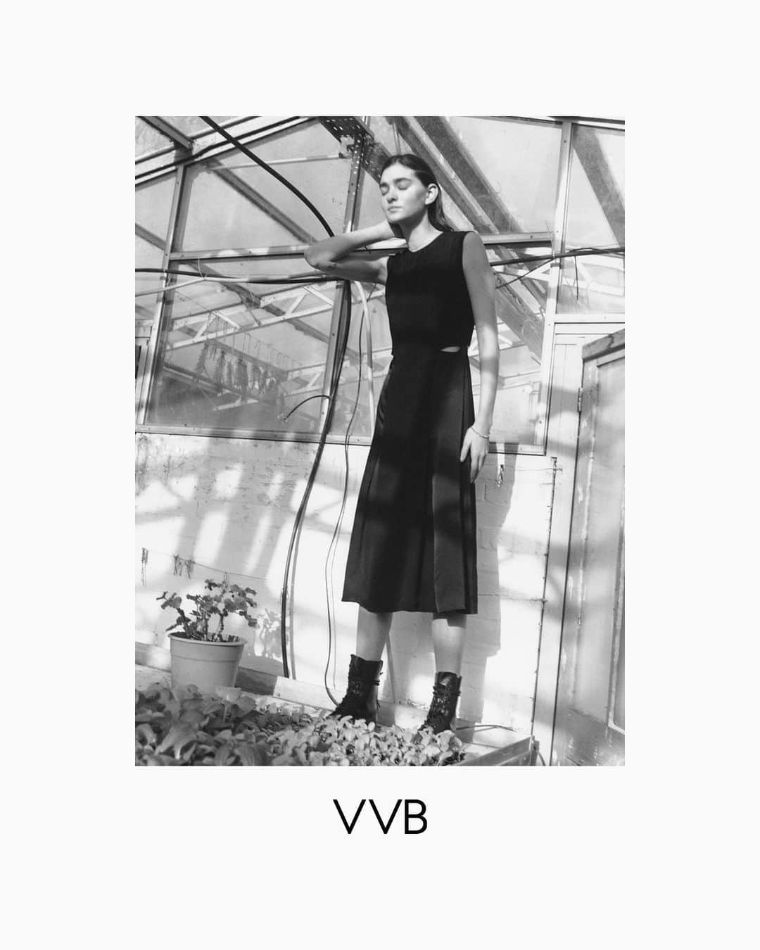 ヴィクトリアベッカムさんのインスタグラム写真 - (ヴィクトリアベッカムInstagram)「How our VVB girl wears the perfect black summer dress #VVBSS20 x」5月14日 18時59分 - victoriabeckham