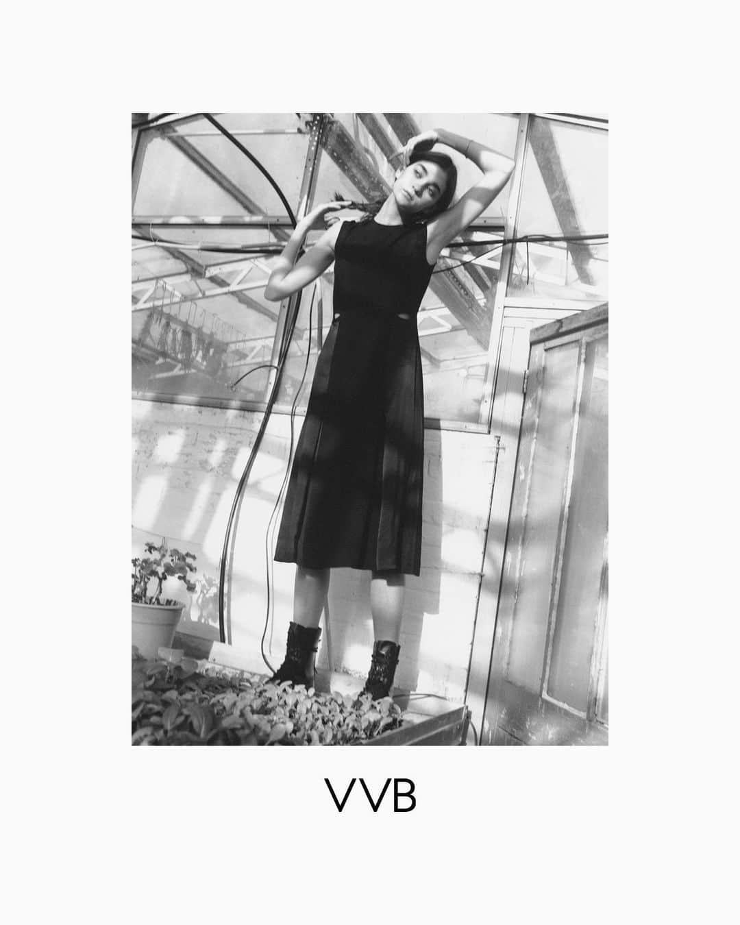 ヴィクトリアベッカムさんのインスタグラム写真 - (ヴィクトリアベッカムInstagram)「How our VVB girl wears the perfect black summer dress #VVBSS20 x」5月14日 18時59分 - victoriabeckham