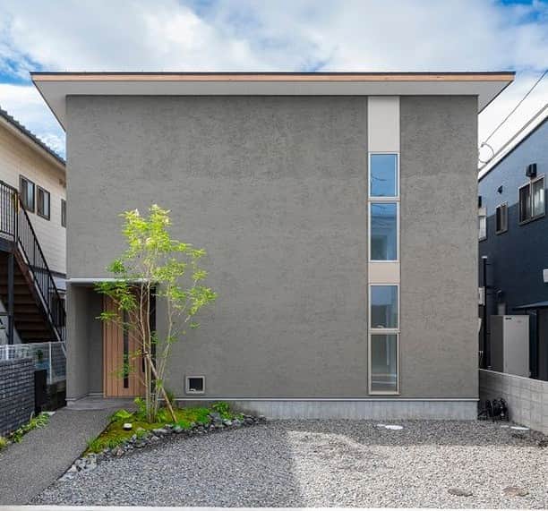 コラボハウス一級建築士事務所さんのインスタグラム写真 - (コラボハウス一級建築士事務所Instagram)「.⠀⠀⠀ 道路に面した外観は⠀⠀⠀ シンプルな箱型のお家ですが⠀⠀⠀ 実はＬ字型の間取り。⠀⠀⠀ .⠀⠀⠀ グレージュの塗り壁にアルミパネルを配した⠀⠀⠀ 窓の縦ラインがアクセントに。⠀⠀⠀ 植栽の樹形が映える外観です。⠀⠀⠀ .⠀⠀⠀ 他にも沢山のお家を⠀⠀⠀ ホームページでご紹介しています。⠀⠀⠀ @collabo_house からご覧ください。⠀⠀⠀ #外観 #ファサード #塗り壁 #グレー #玄関ドア #アルミパネル #シンプル #外構 #緑のある暮らし #自分らしい暮らし #マイホーム #デザイナーズ住宅 #注文住宅新築 #設計士と直接話せる #設計士とつくる家 #コラボハウス #インテリア #愛媛 #香川 #新築 #注文住宅」5月14日 19時00分 - collabo_house